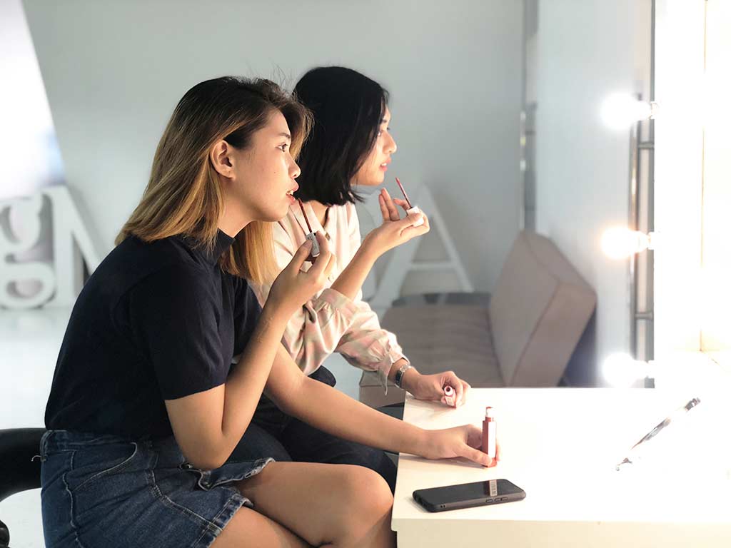Tanya and Cheska putting on Maybelline Super Stay Matte Ink