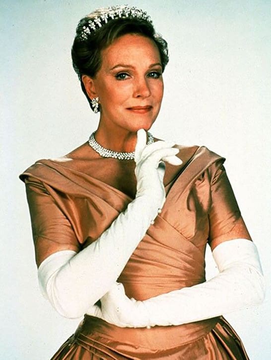 MEGA | 8 Stylish Fictional Moms That Taught Us And Our Moms How To Dress