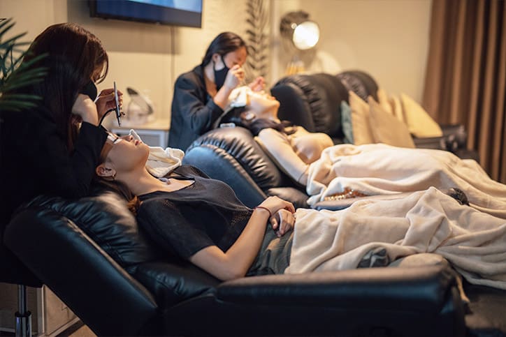 MEGA | These UV Eyelash Extensions Will Be Your New Summer Essential | New Lounge