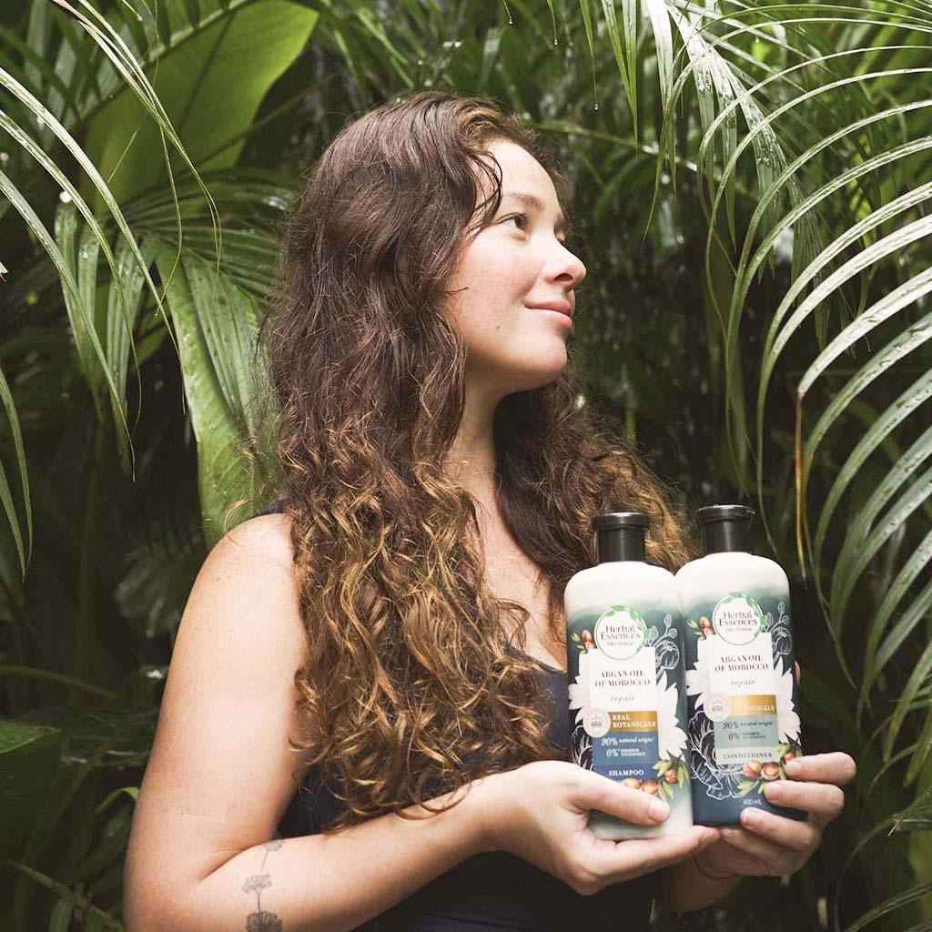 Andi Eigenmann with Herbal Essences bio:renew Argan Oil of Morocco