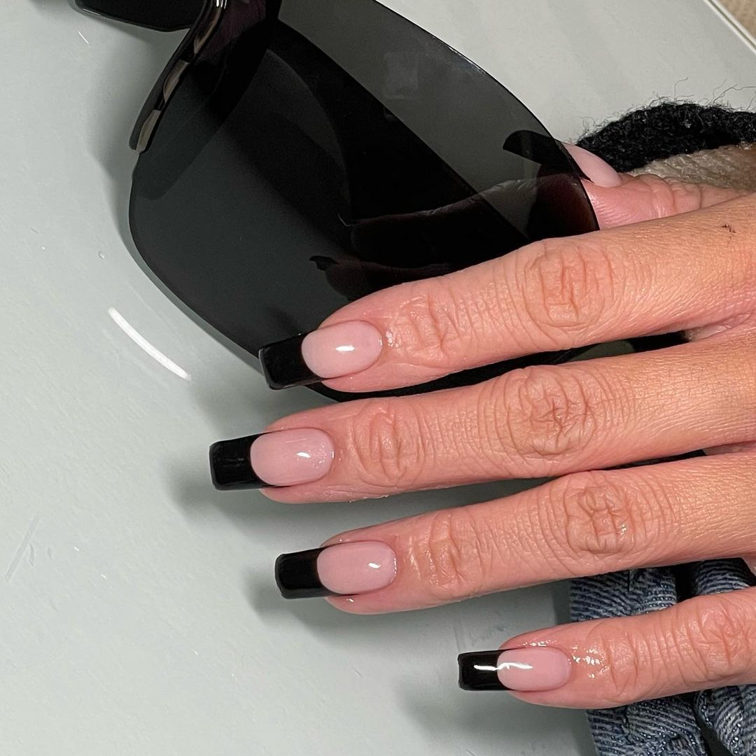 Nail design Anti-valentine french by Elinails