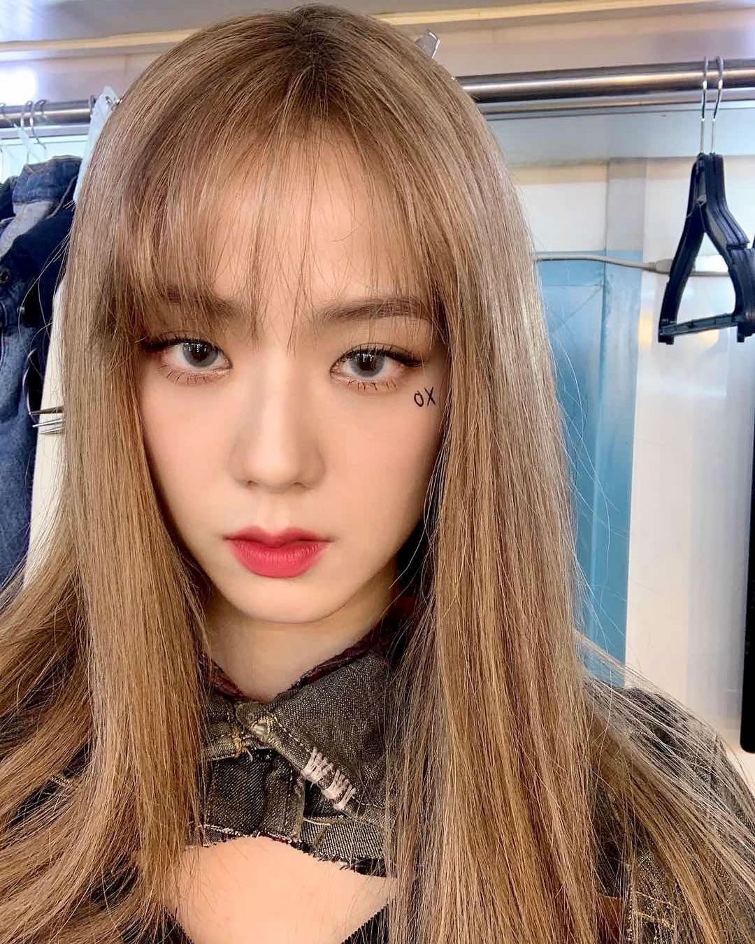 BLACKPINK Jisoo in platinum hair color
