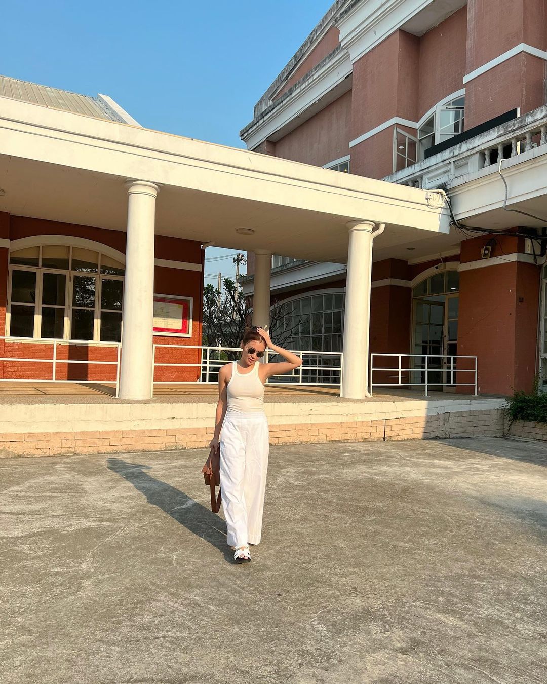 Kathryn Bernardo wearing light pieces
