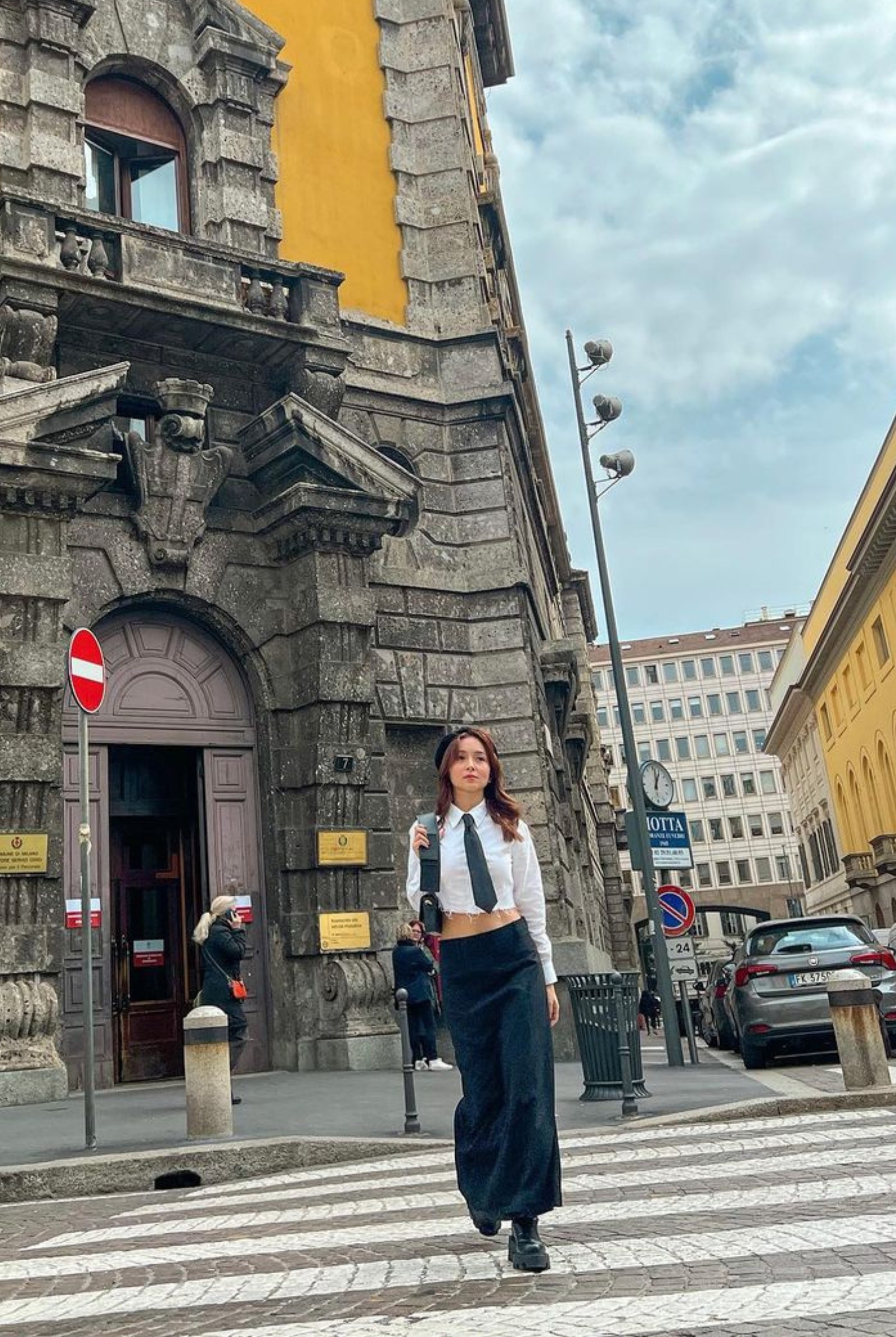 Kathryn Bernardo wearing Jacquemus Le Carinu Flap Bag