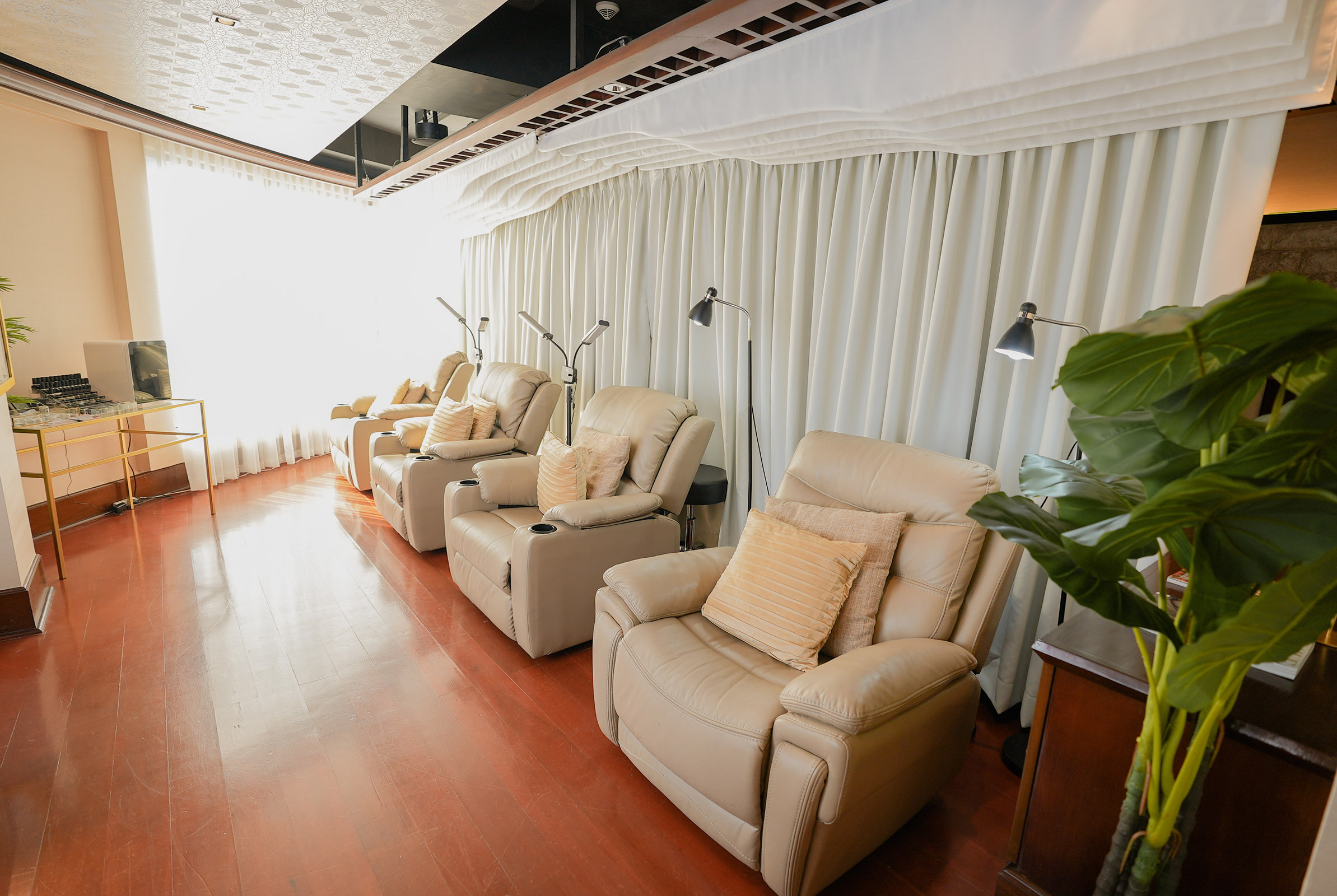 NEW Lounge