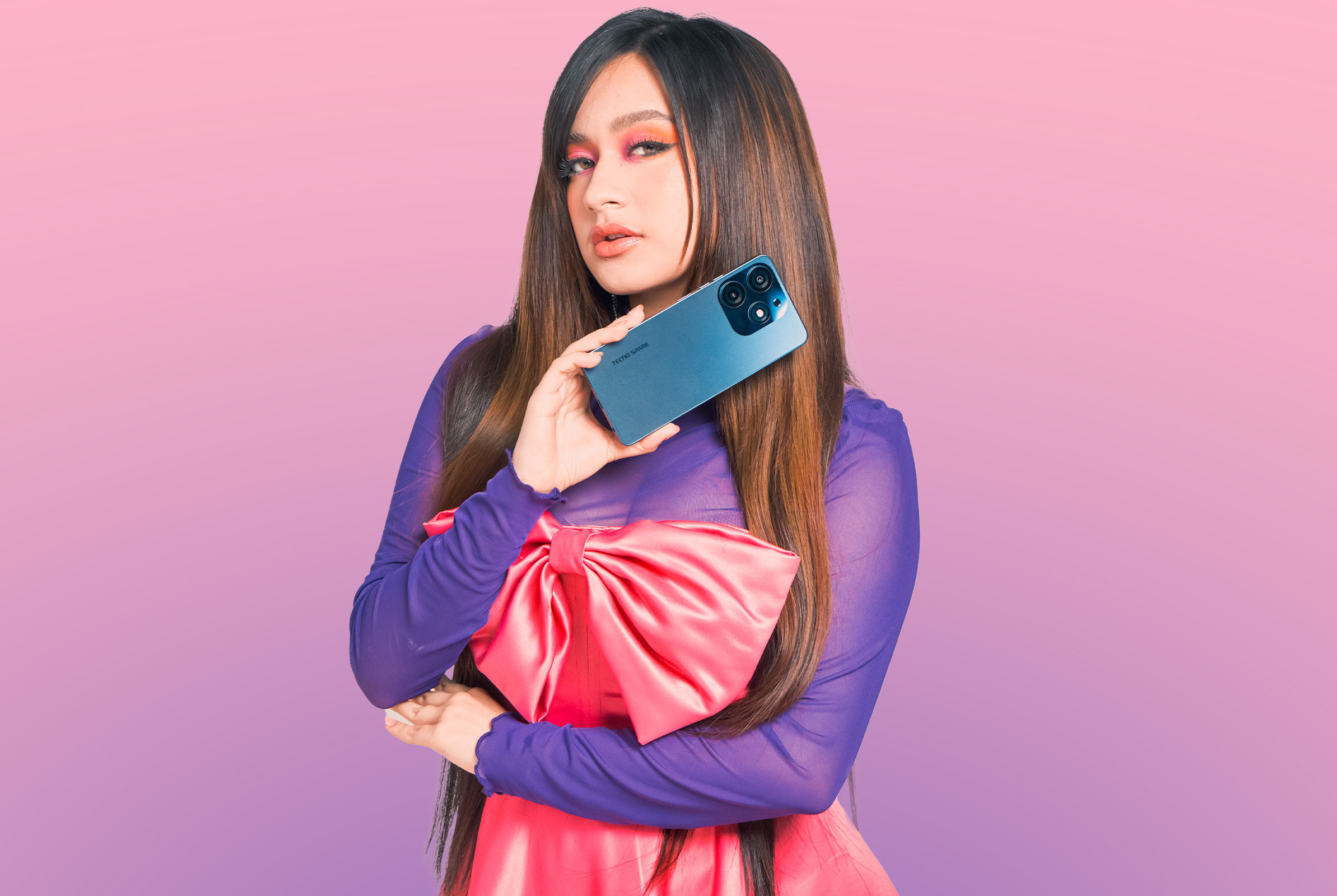 Jillian Ward is holding the TECNO SPARK 10 Pro in Starry Black
