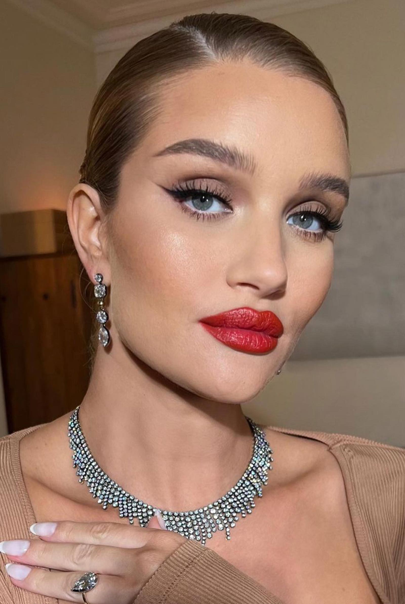 How to wear red lip stick