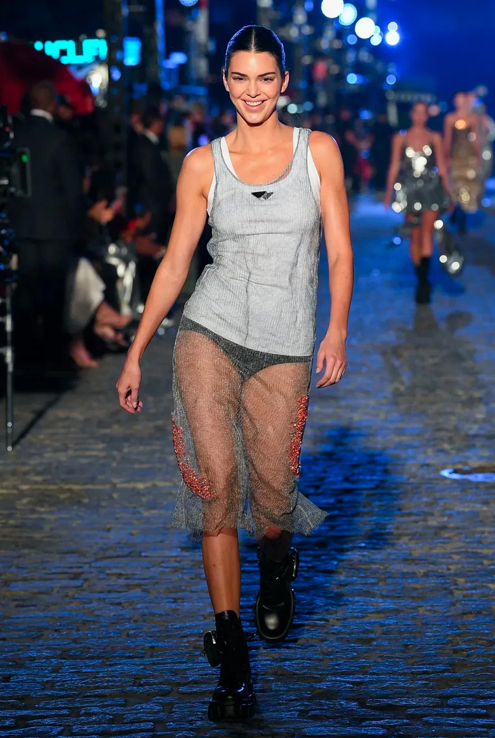 How to wear metallics fashion
