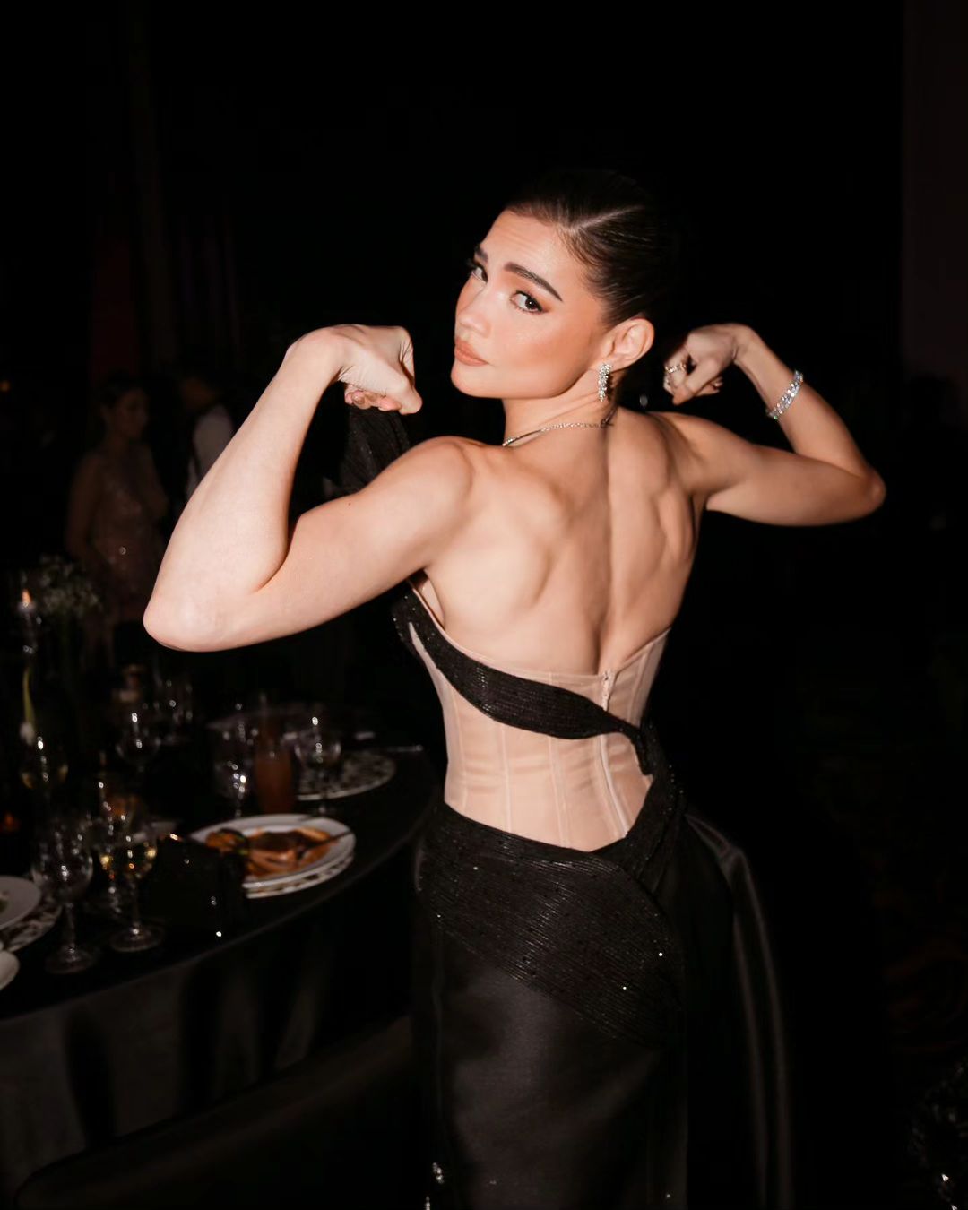 Rhian Ramos flexes her toned upper body