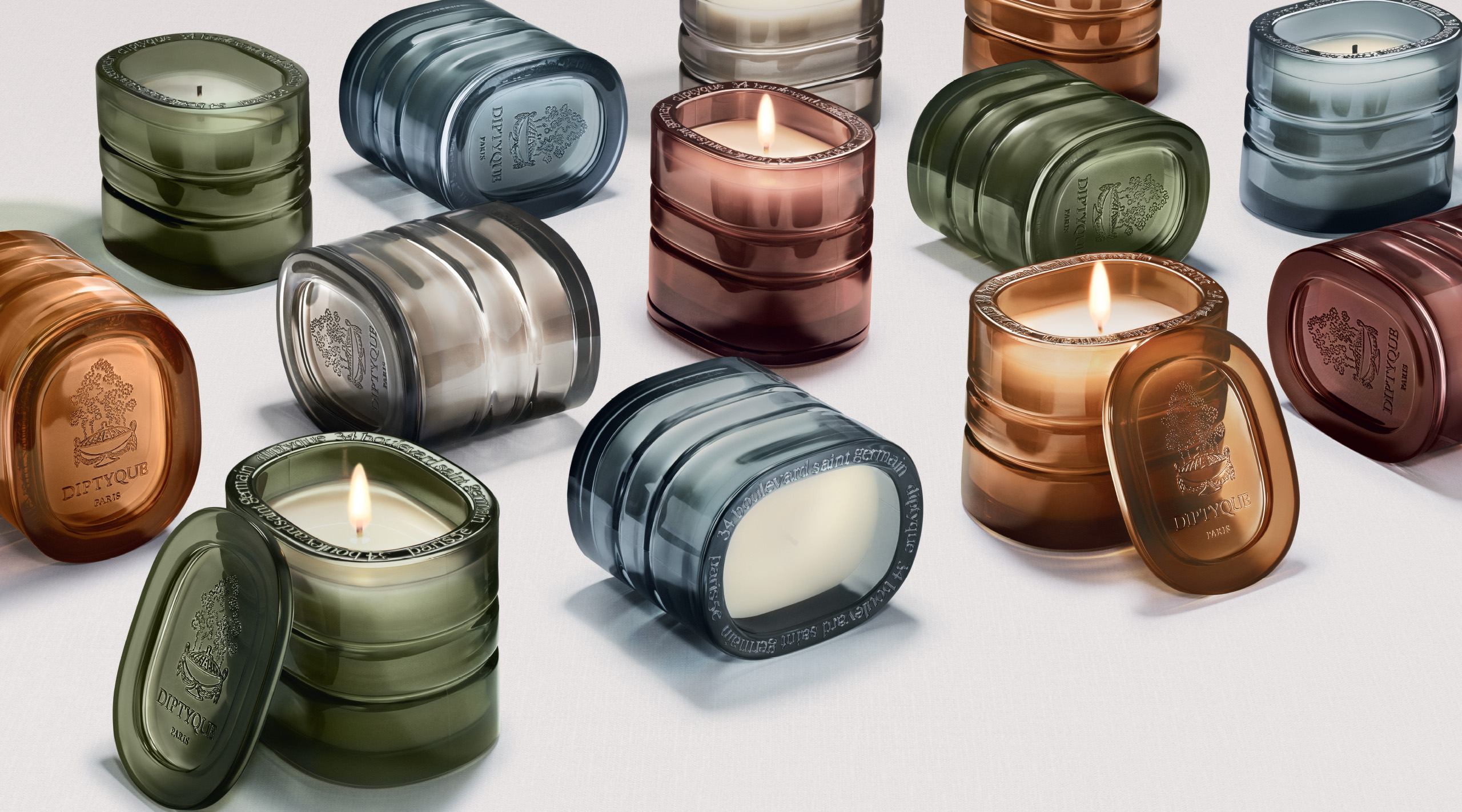The 5-piece candle collection of Les Mondes de Diptyque in an oval tiered glass that pays homage to the Maison's trademark logo.