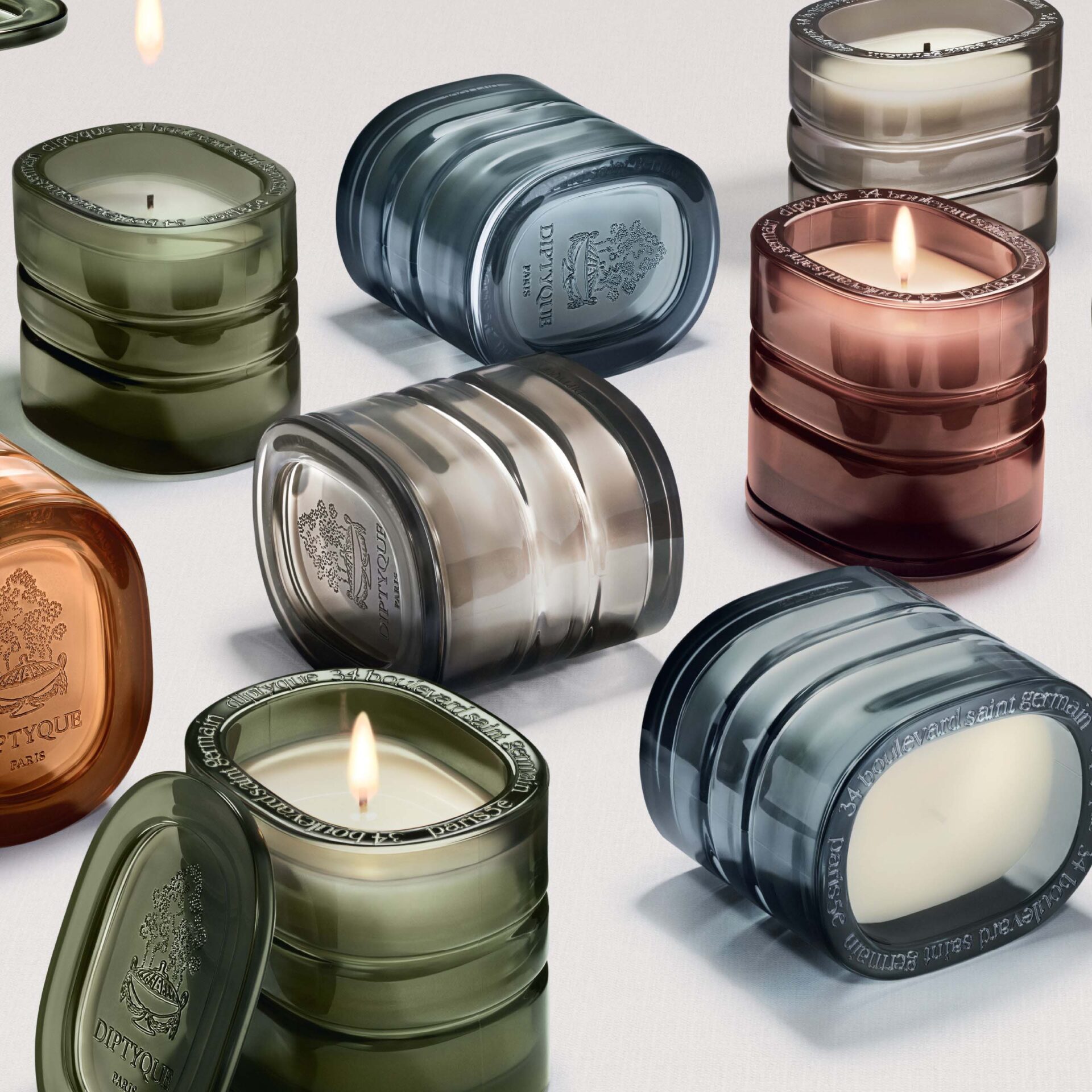 The 5-piece candle collection of Les Mondes de Diptyque in an oval tiered glass that pays homage to the Maison's trademark logo.