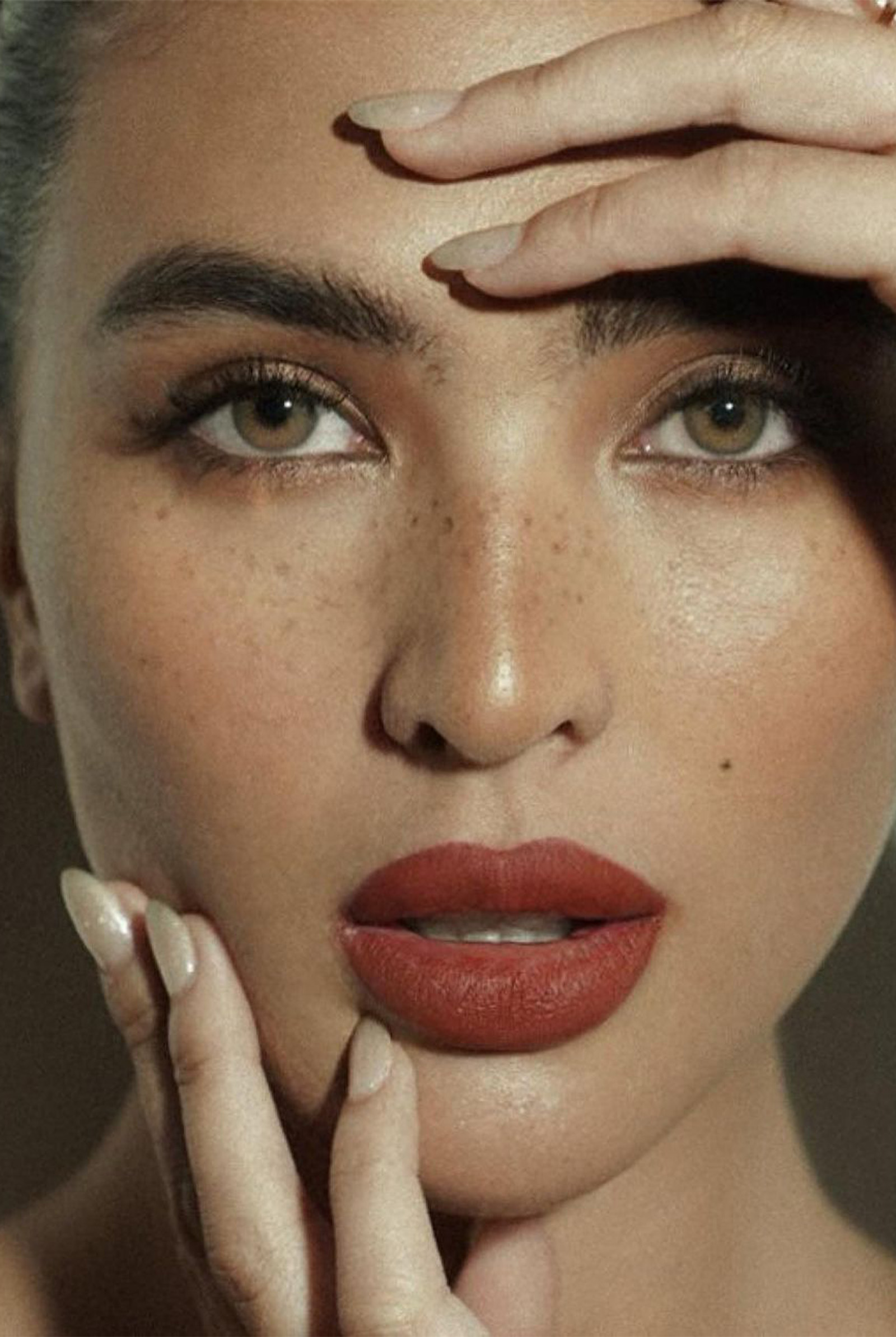 Sofia Andres Holiday Makeup Trend