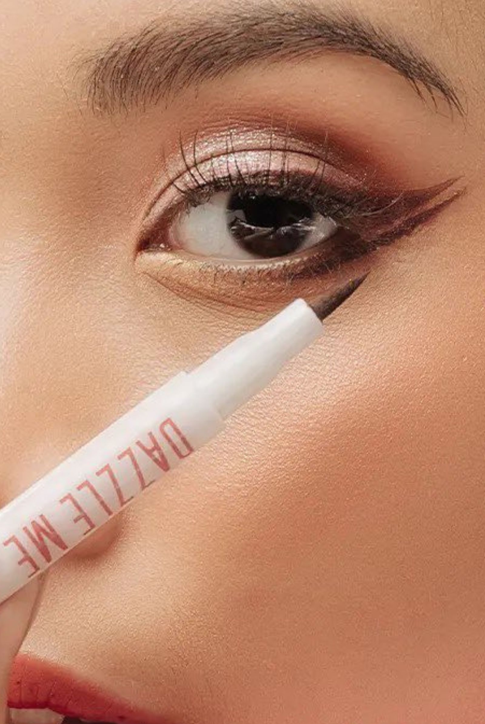 Dazzle Me Color Chic Liquid Eyeliner 