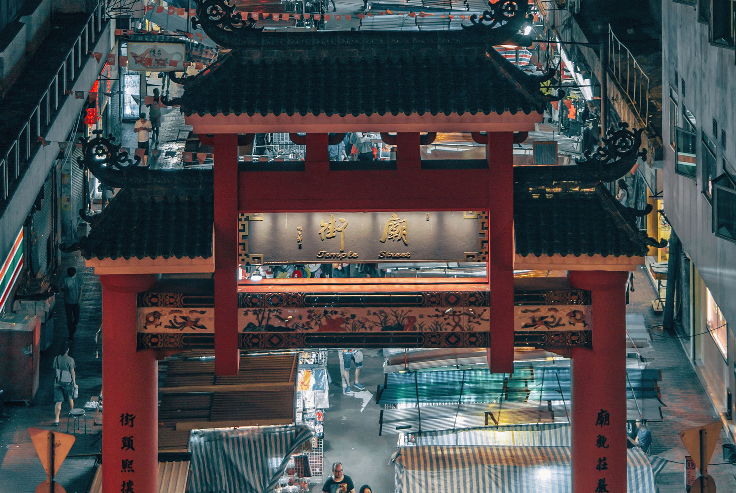A bustling Hong Kong street market at night