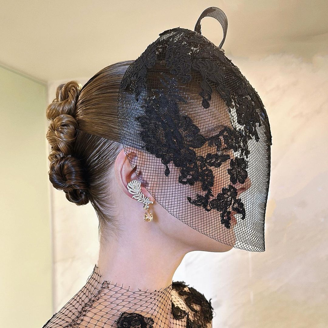Rosamund Pike's hairstyle at the 81st Golden Globes
