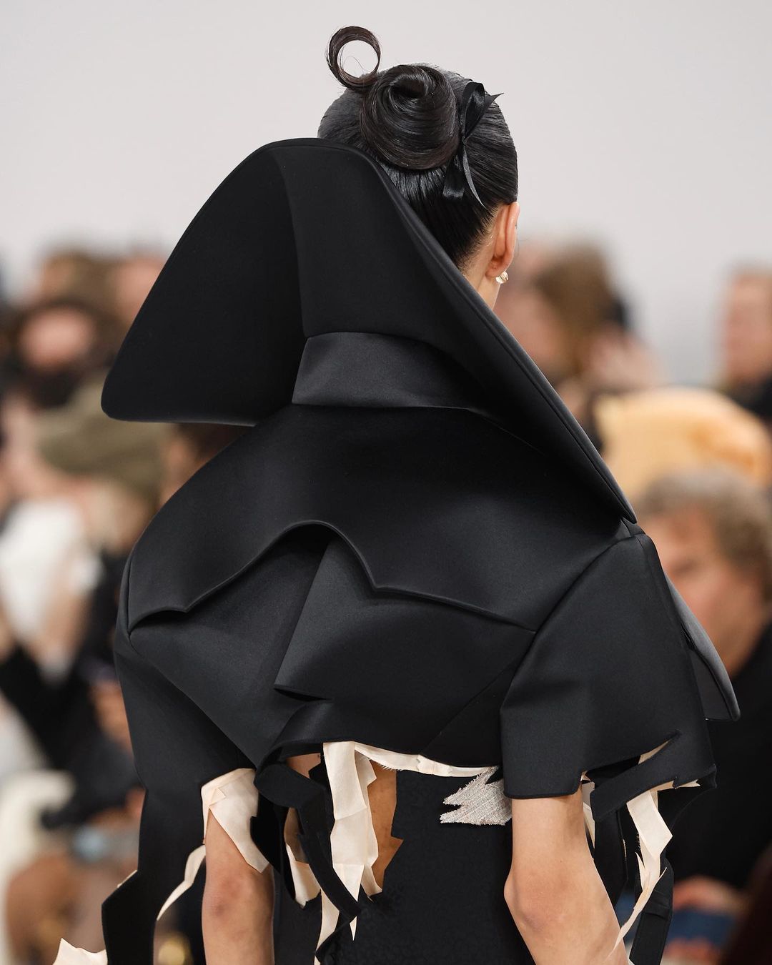 Viktor & Rolf Scissorhands Haute Couture SS24 collection runway beauty details