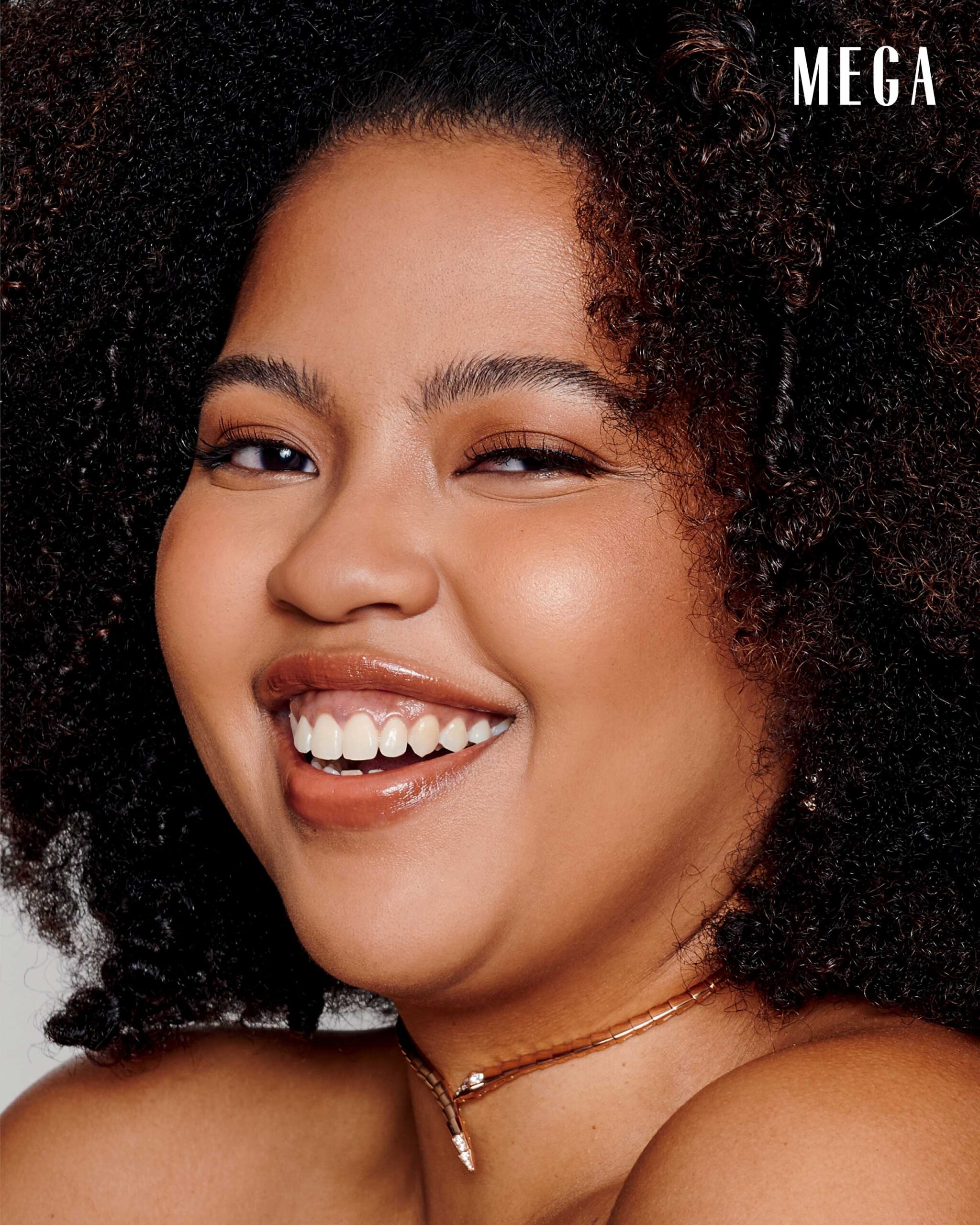 Jeska Sta Teresa is wearing a necklace and earring by BULGARI