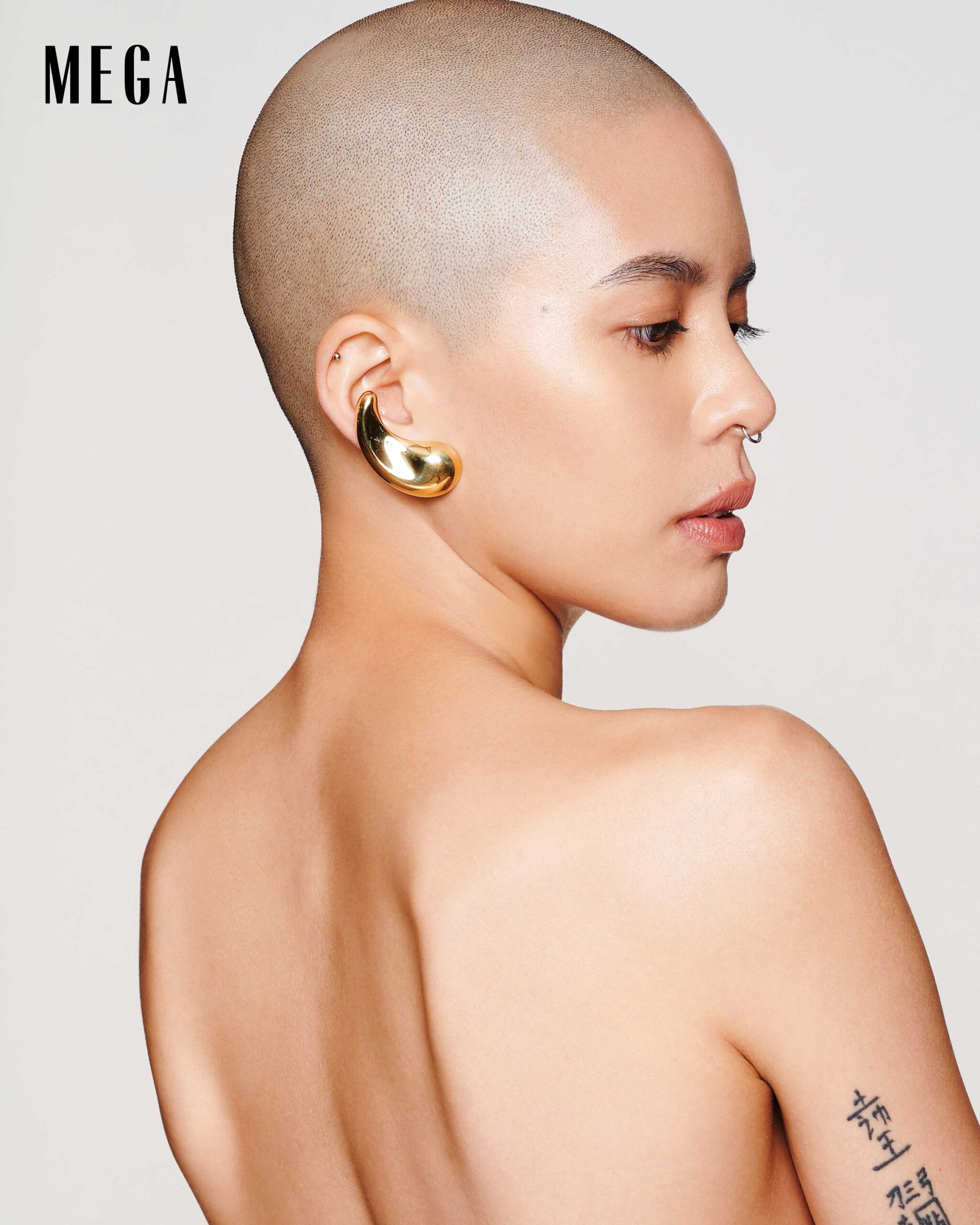 Sai Versailles is wearing a TIFFANY & CO. earring