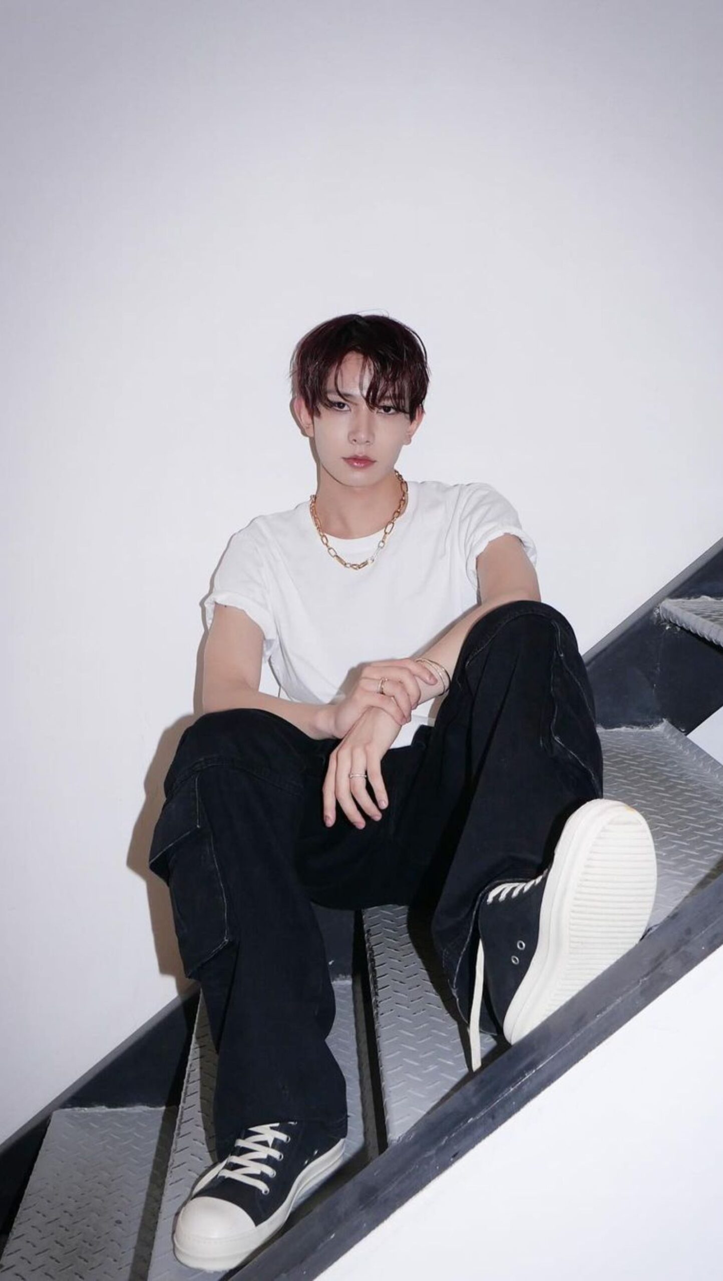Enhypen Heesung basics folded shirt tee converse shoes street style