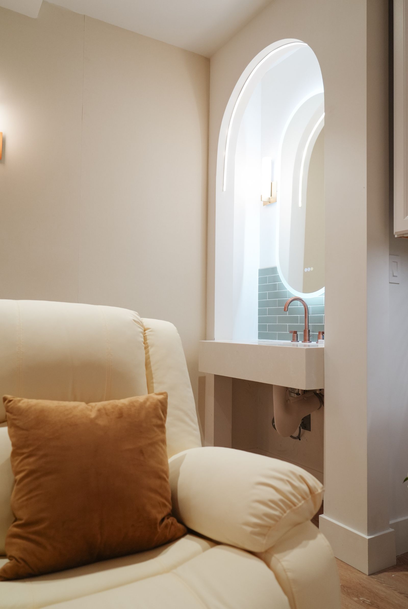 NEW Lounge Beverly Hills Salon