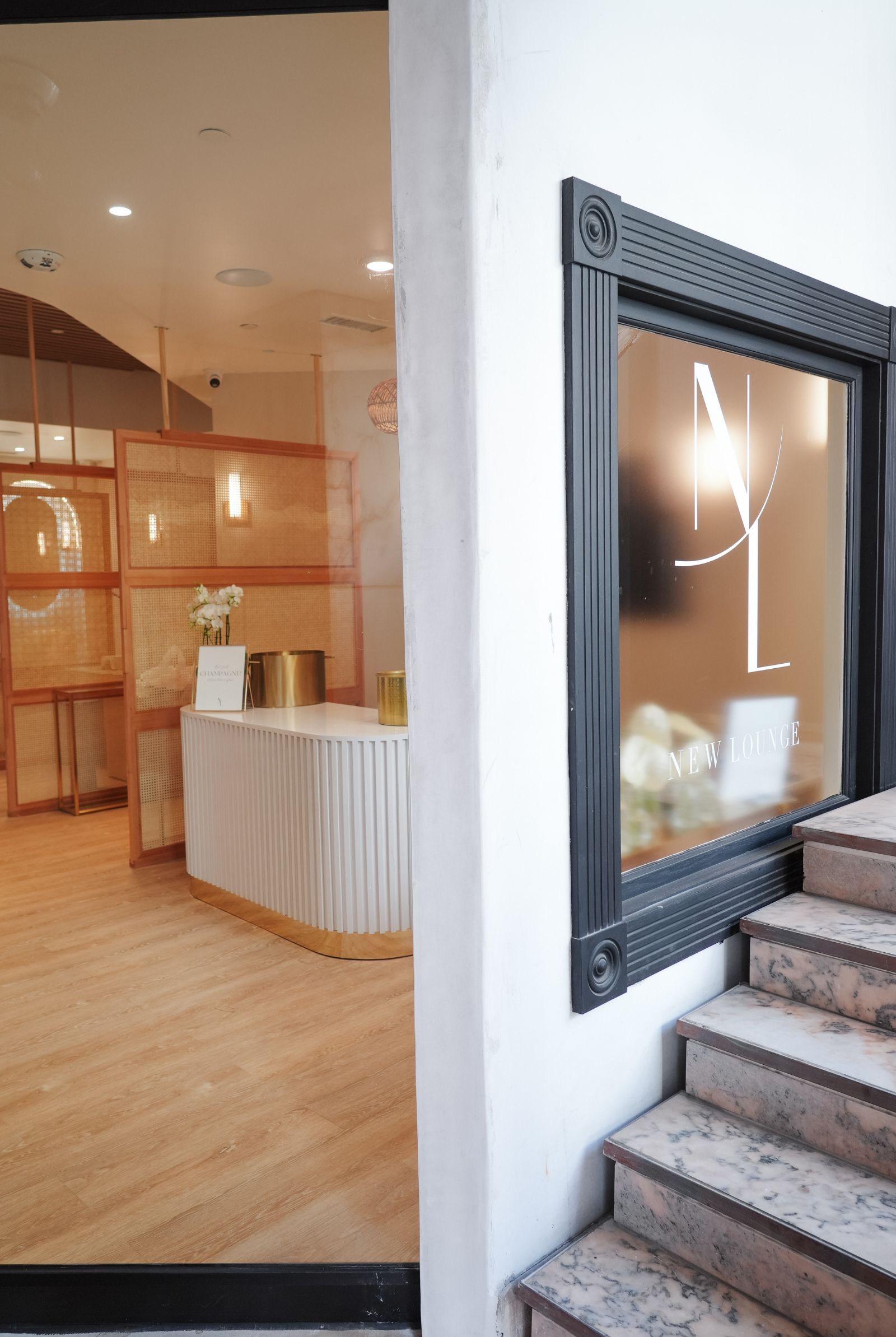 NEW Lounge Beverly Hills Salon