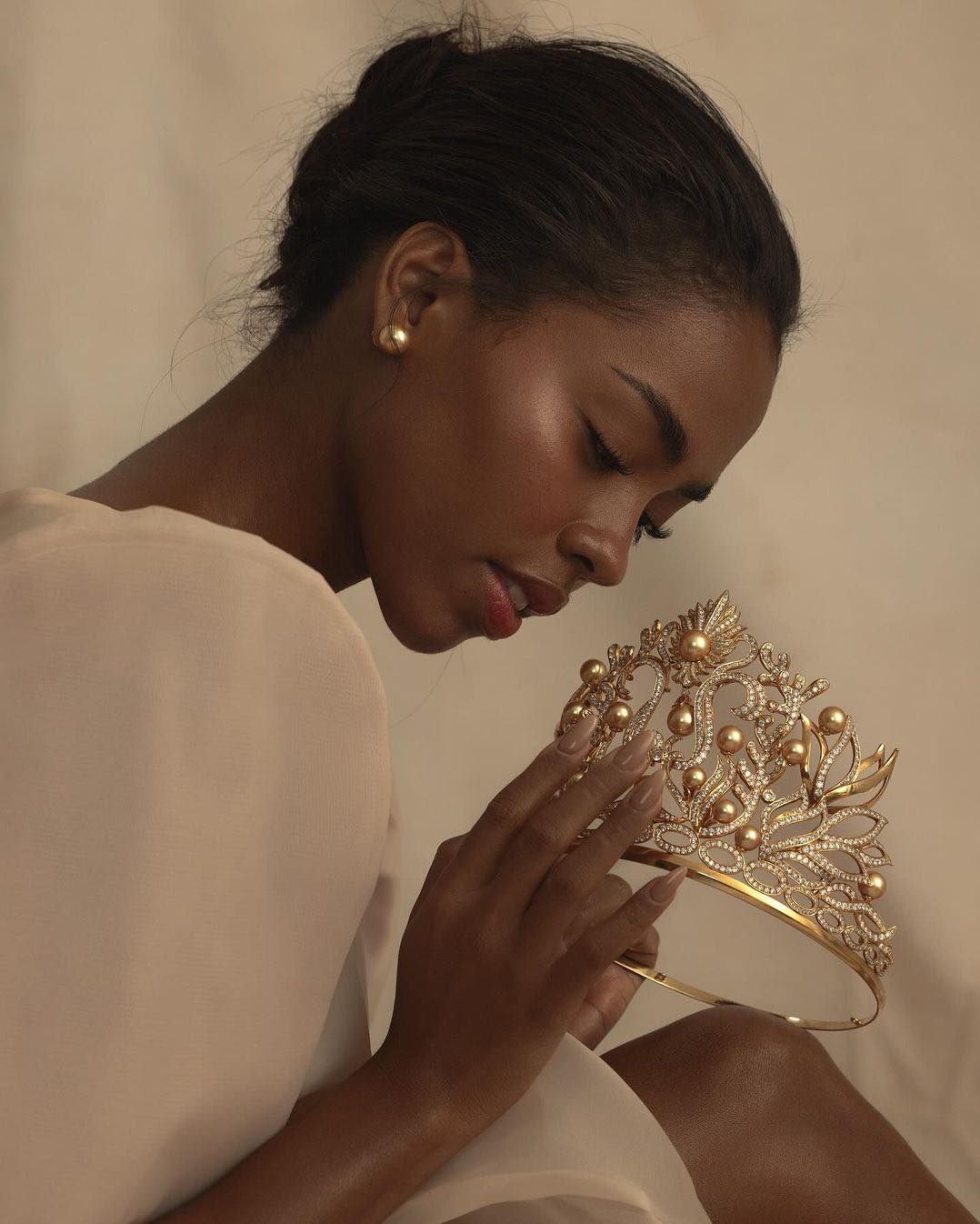 Chelsea Manalo Jewelmer crown Mexico November
