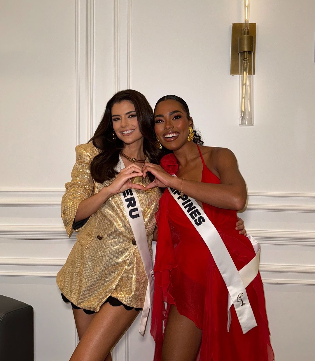 Miss Universe Peru Tati Calmell and Miss Universe Philippines Chelsea Manalo forming a heart, uniting the two countries and forming #PERUPPINES