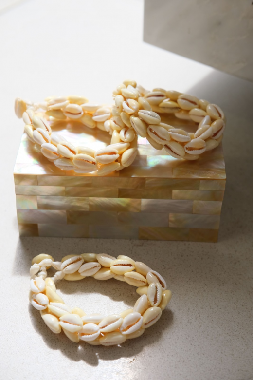 The Unisex Seashell Bracelet makes a great friendship bracelet to give this Christmas