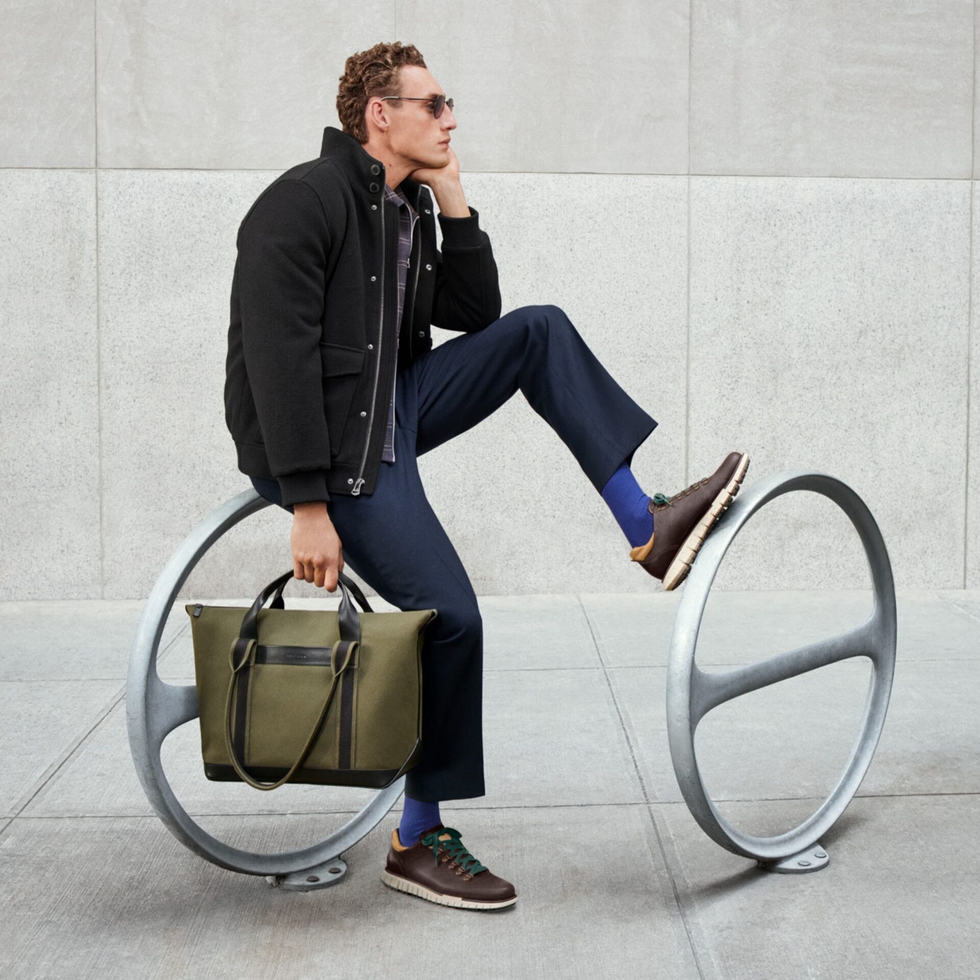 Model wearing the ZERØGRAND Remastered Waterproof Low Hiking Boots and holding the Total Tote Bag