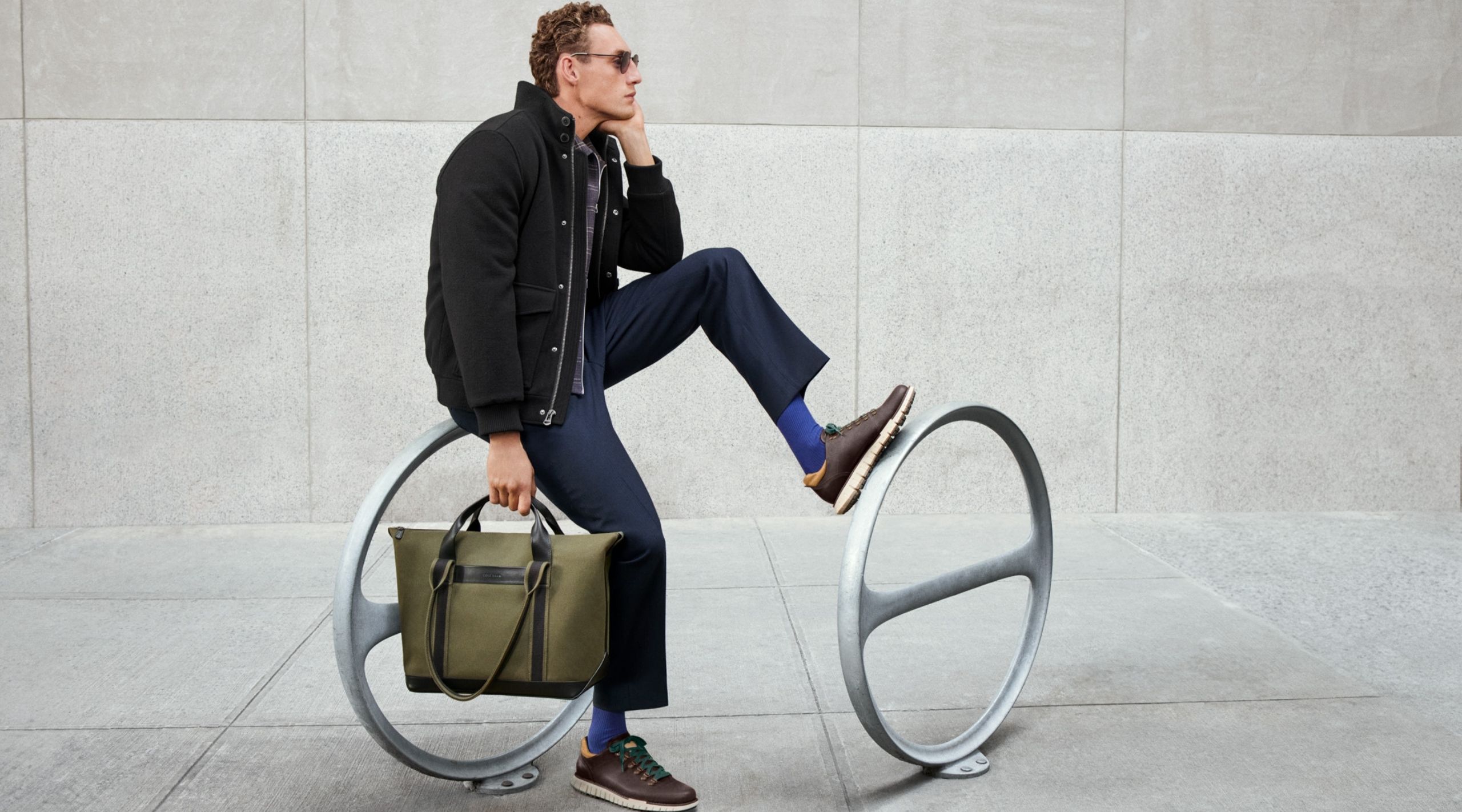 Model wearing the ZERØGRAND Remastered Waterproof Low Hiking Boots and holding the Total Tote Bag