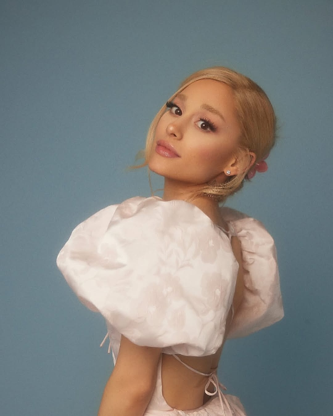 Ariana Grande sporting light blonde