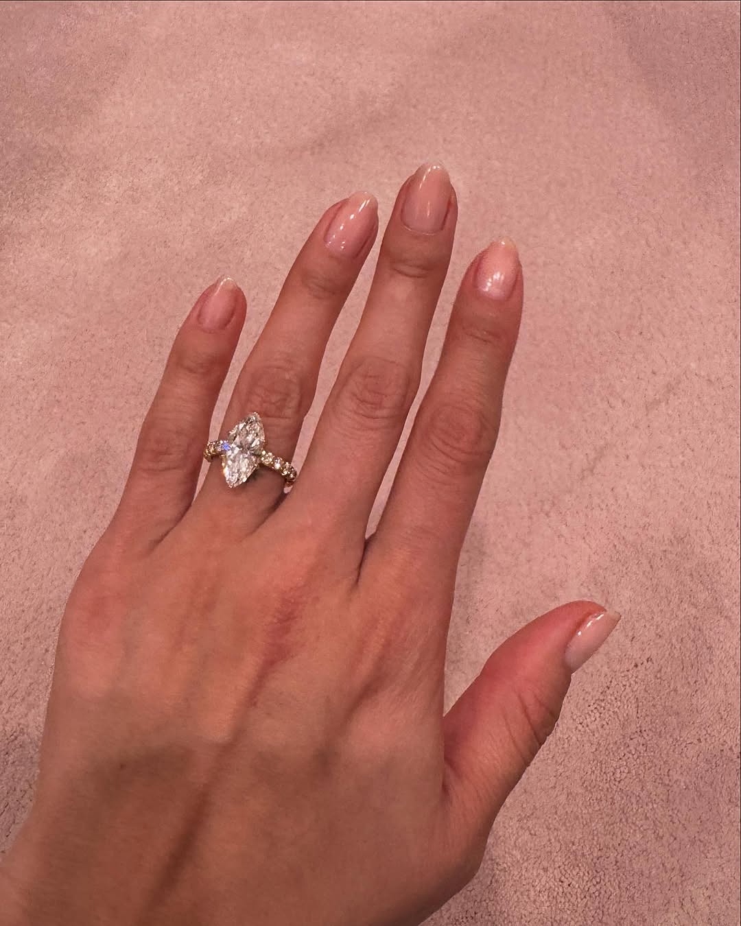 No-mani manicure on Selena Gomez