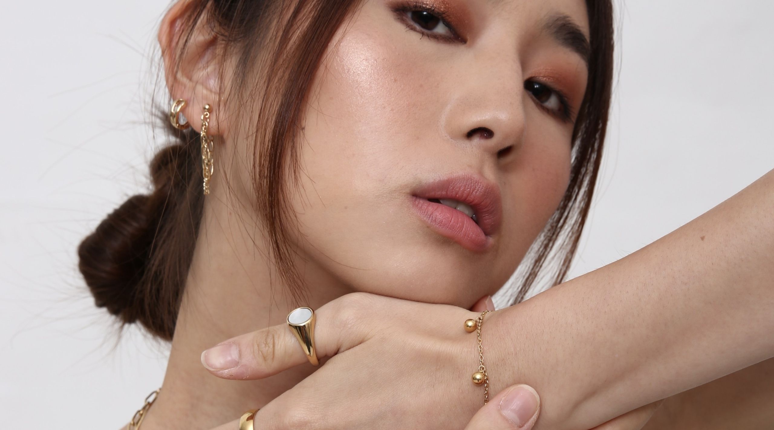 Solasta's silver and gold plain accessory set to be both minimal, yet fashionable