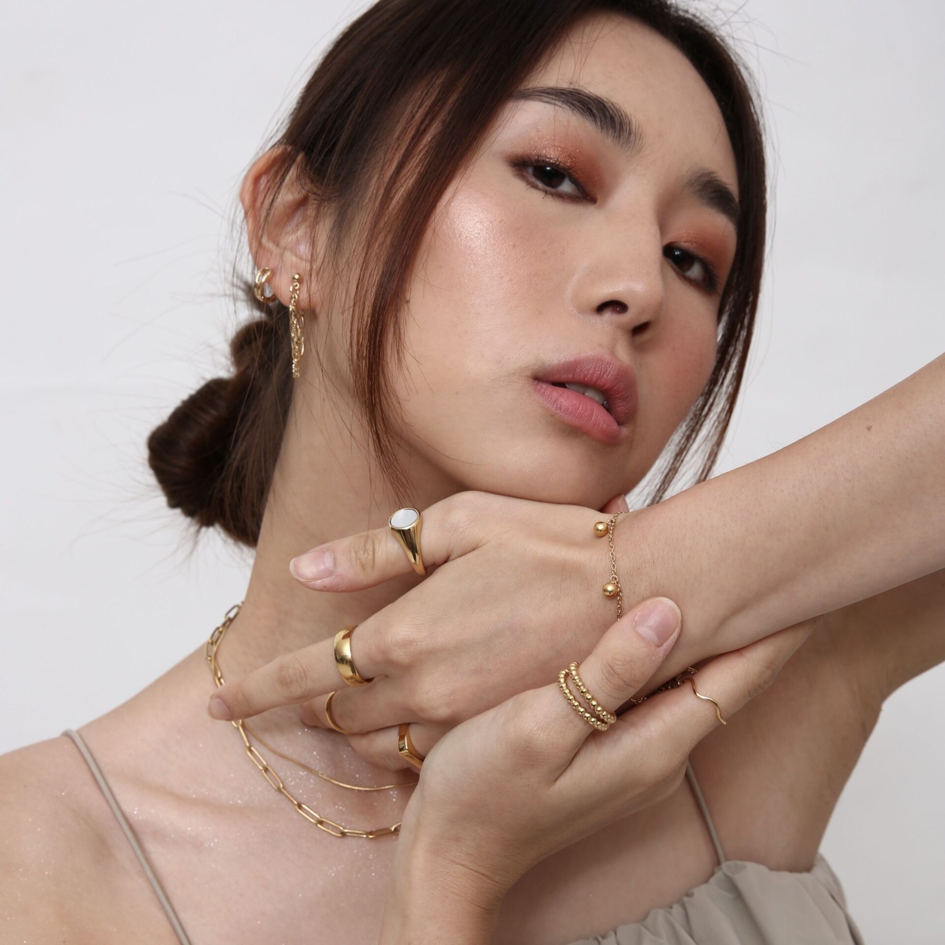 Solasta's silver and gold plain accessory set to be both minimal, yet fashionable