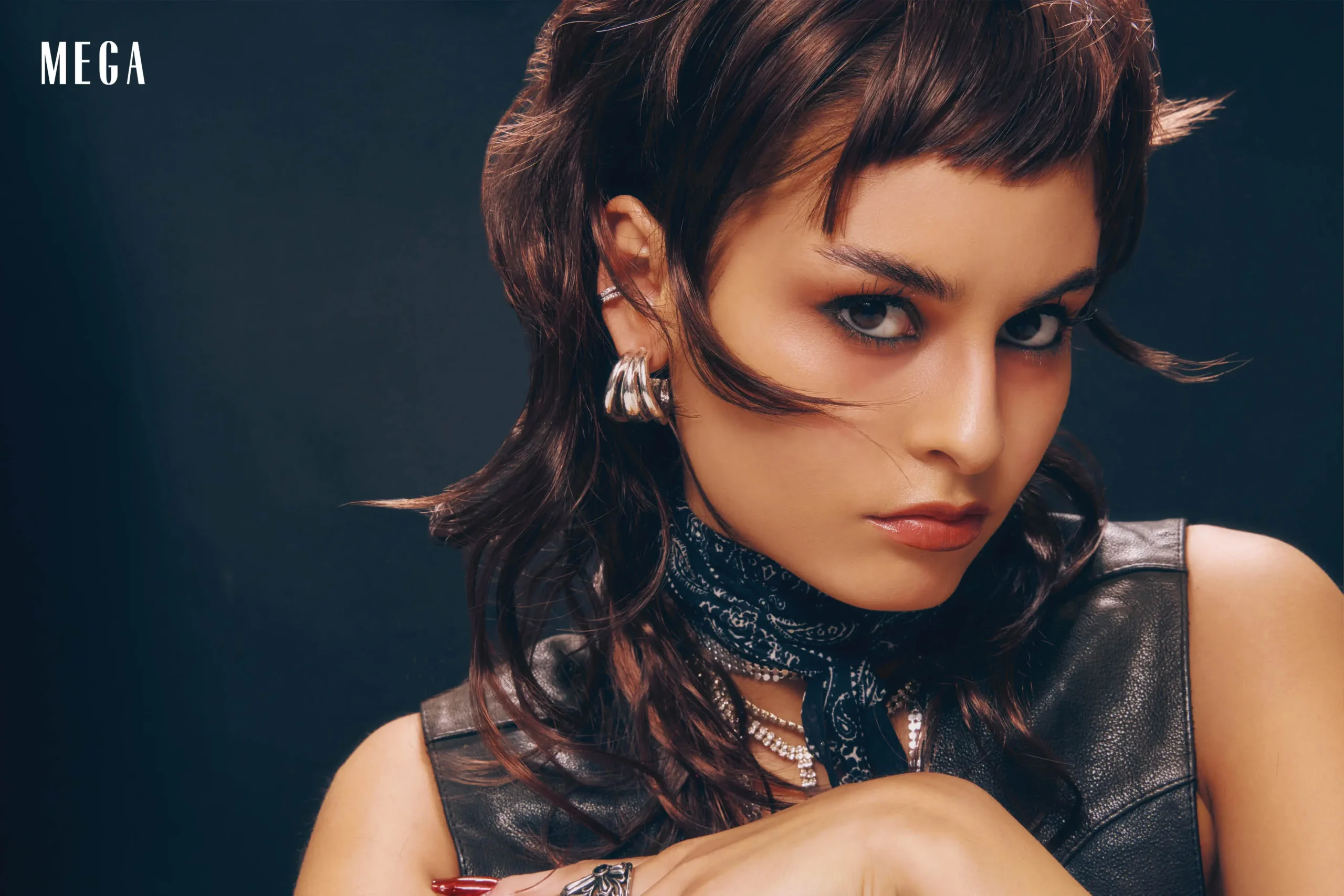 HEAVILY TEXTURED AND LAYERED HAIR ARE BEST STYLED WITH DRY SHAMPOO AND WAX