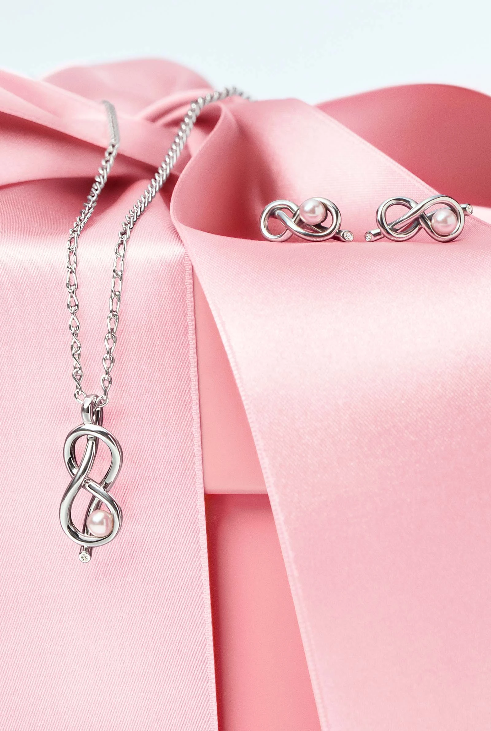 the infinity symbol is a recurring motif in the Pandora collection