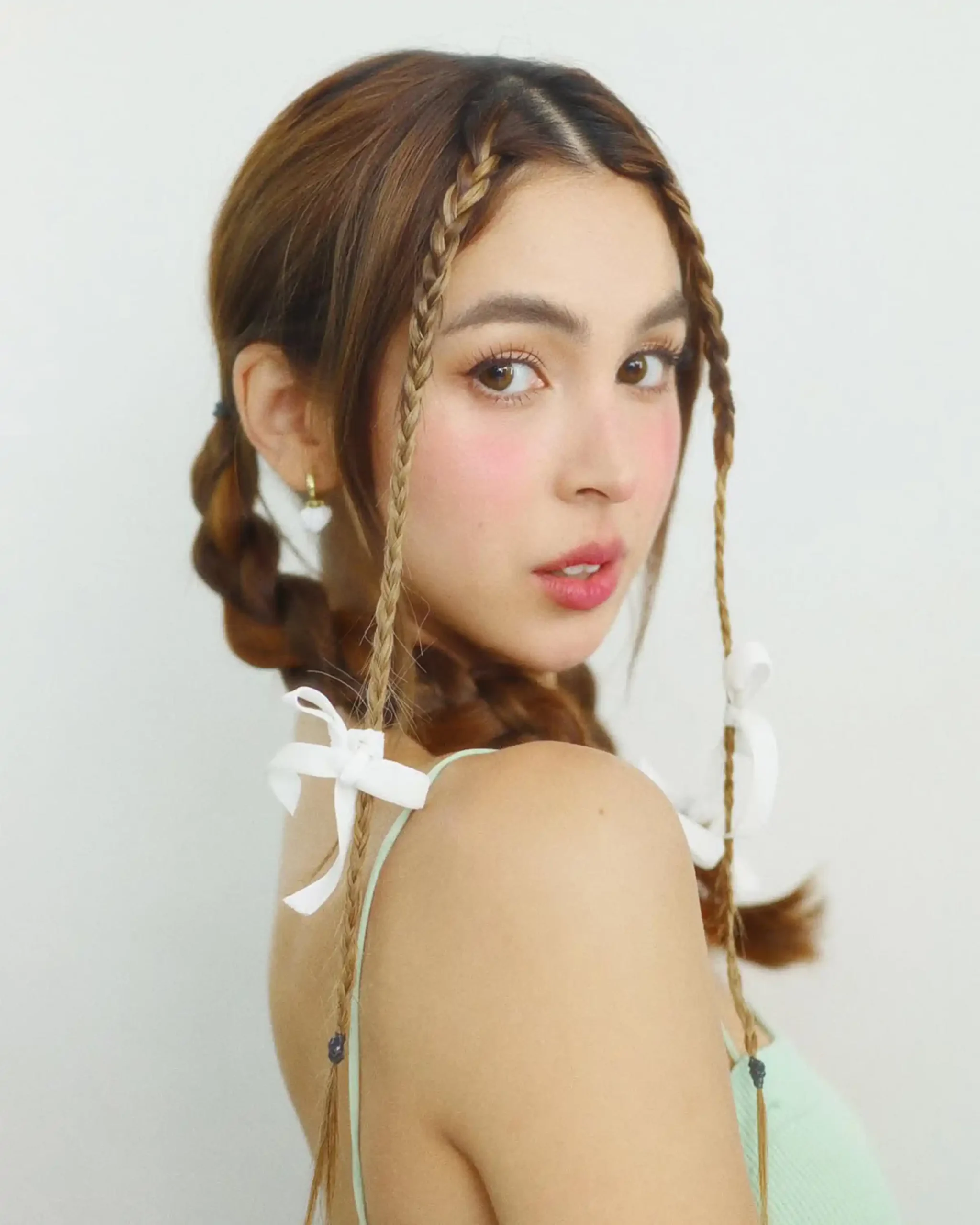 Julia Barretto's soft eyes with brown mascara. Makeup by Jelly Eugenio