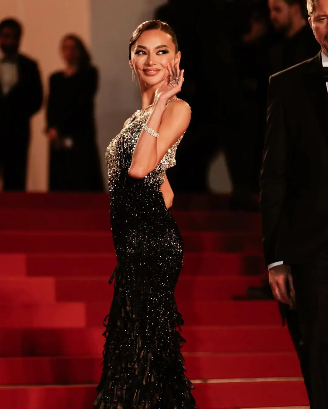 The flapper-esque hairstyle gave her an old hollywood glamour aesthetic