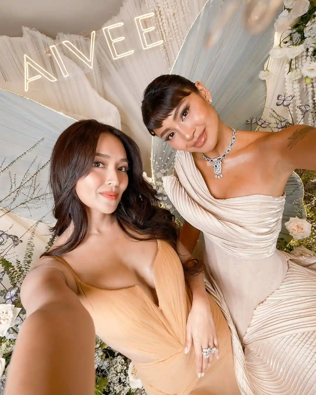 Kathdine posing by the Aivee vignette
