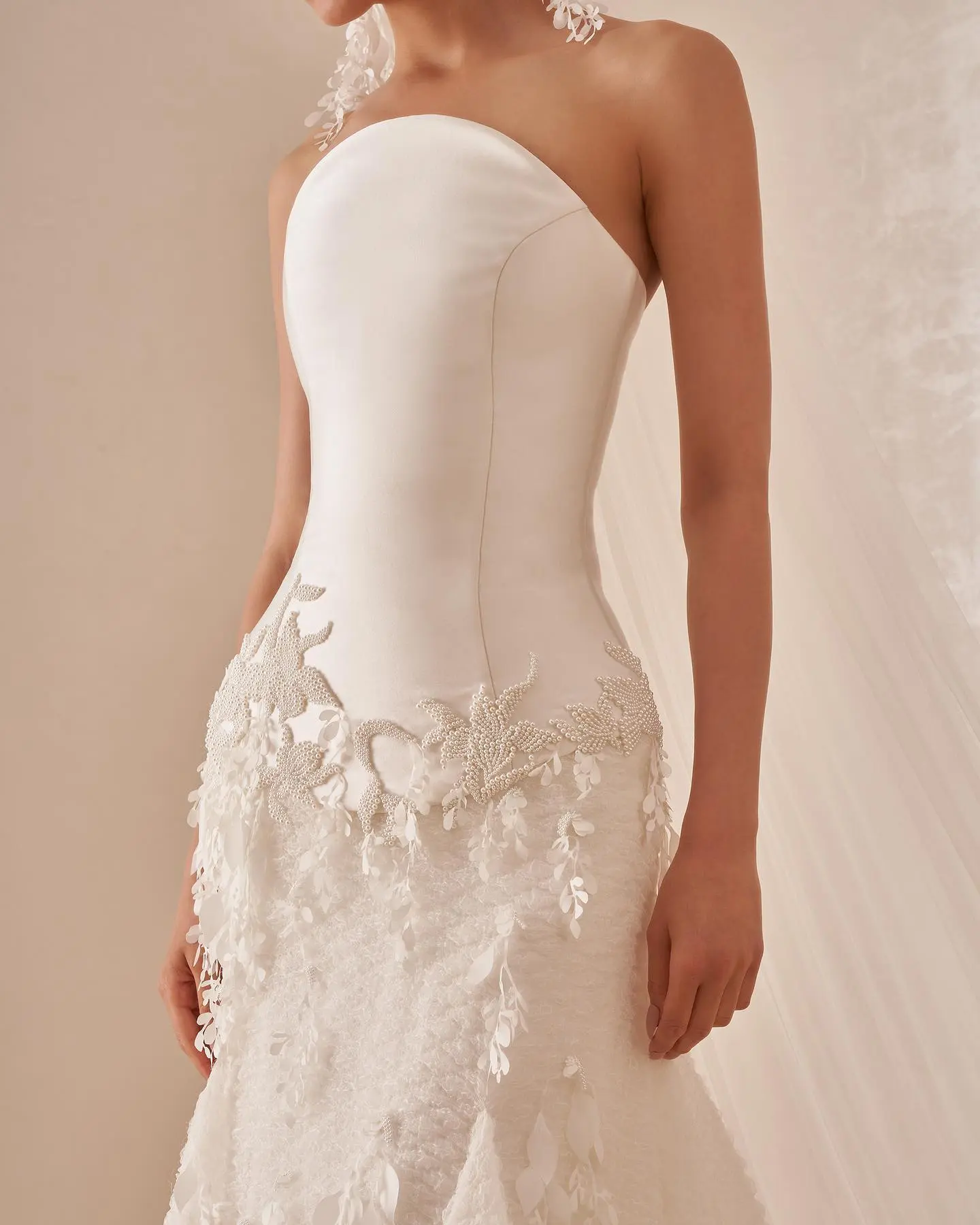 Convex neckline by Hamda Alfahim