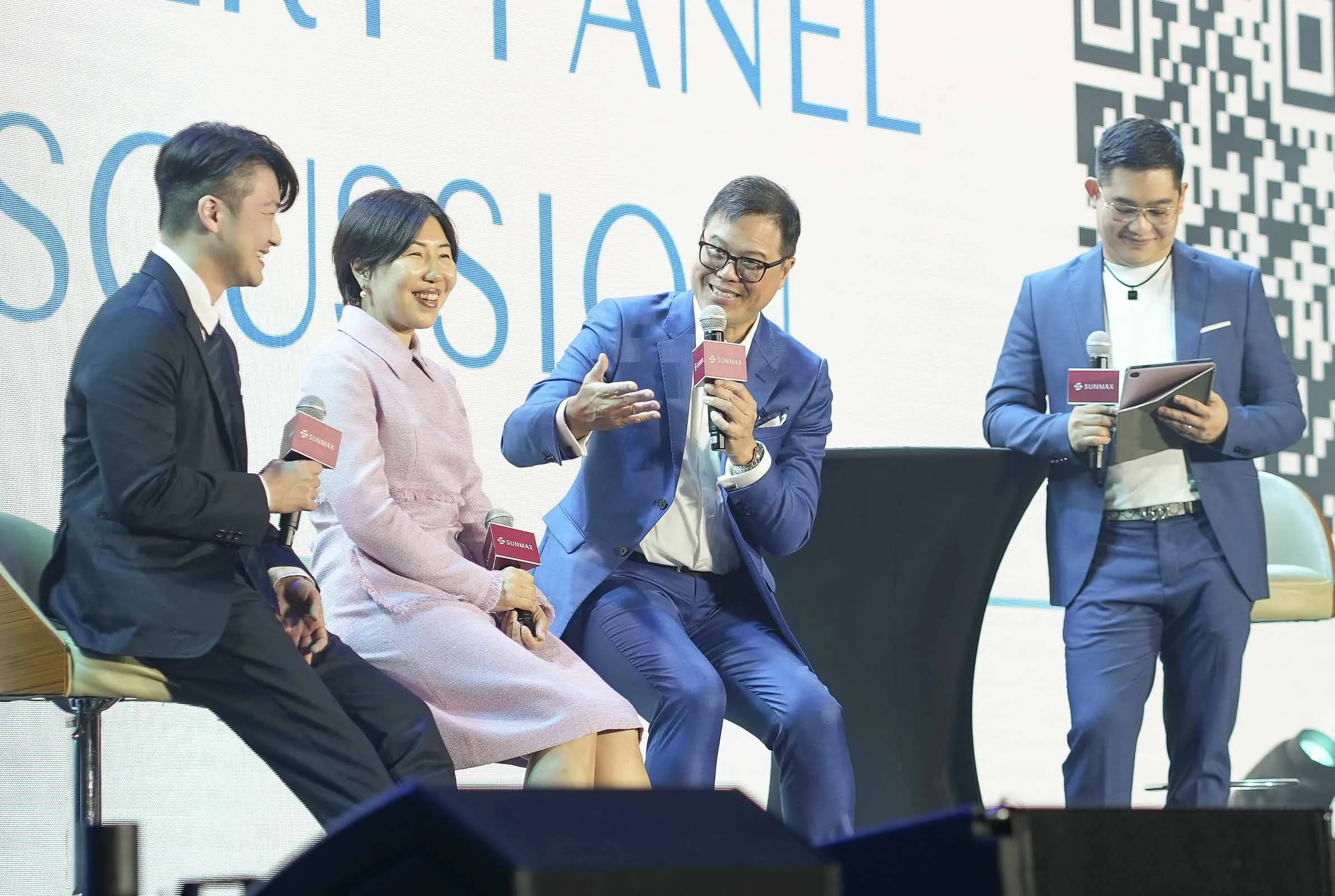 Dr. Wu Hsun Pai was joined by other medical experts for the evening's panel discussion
