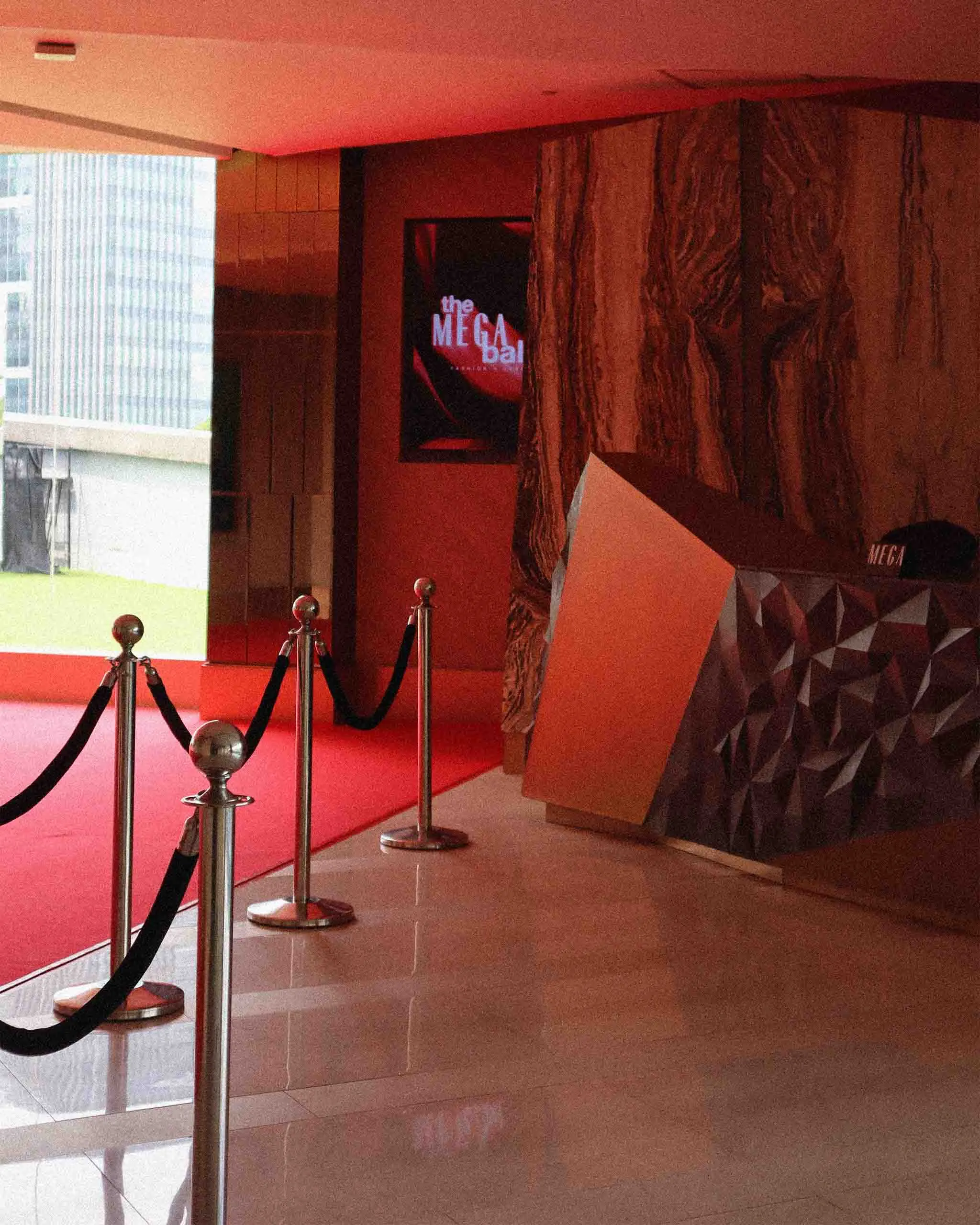 MEGA BALL ENTRANCE TO THE  RED CARPET