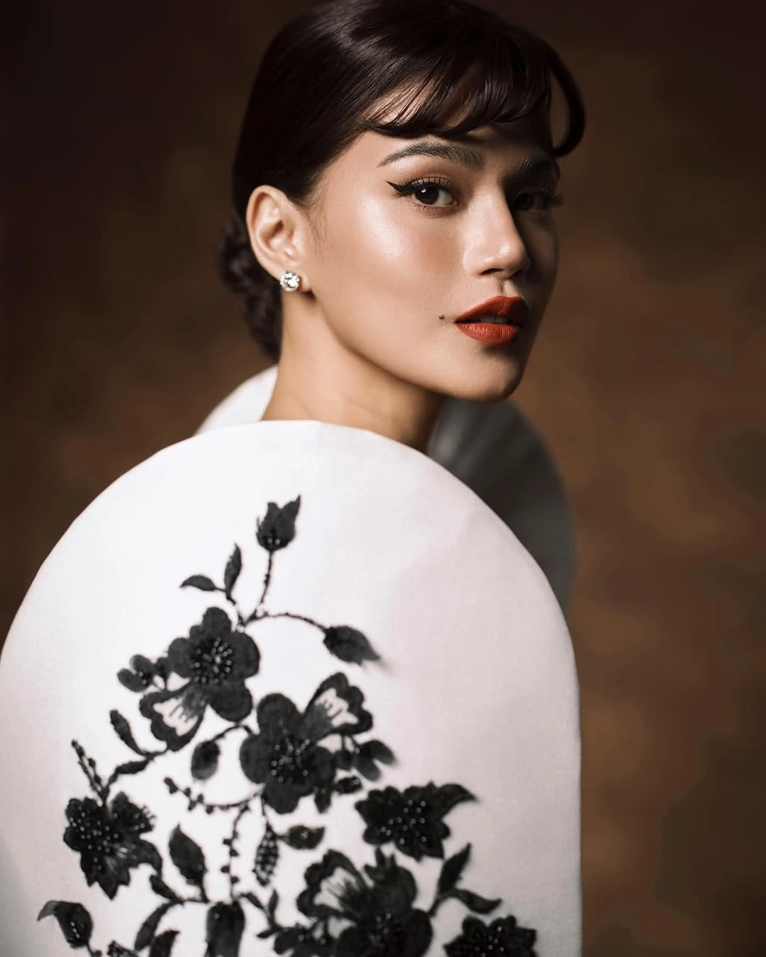 Audrey Hepburn-inspired Filipinana Maris racal