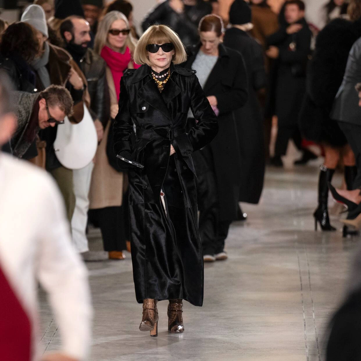 Anna wintour steps down early exit