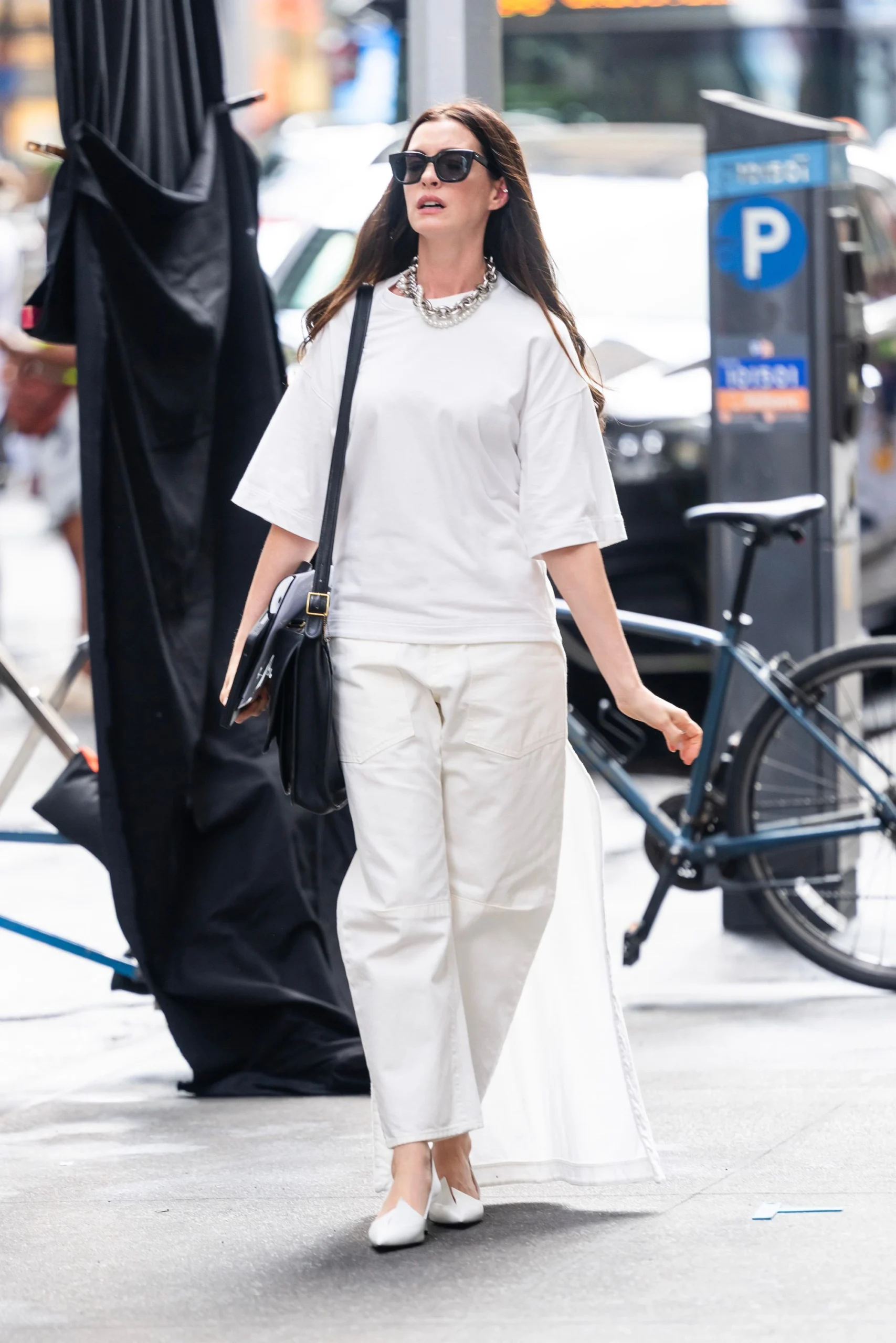 in phoebe philo white train top, nili lota. Pants, prada pumps, coach briefcase, and barton perreira sunglasses Devil wears Prada 2 anne hathaway