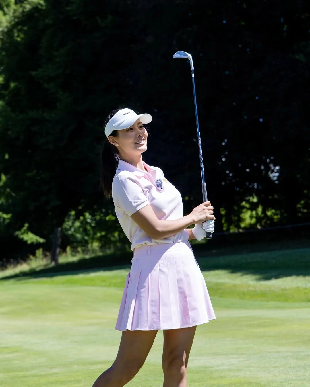 Kang So-yeon playing golf