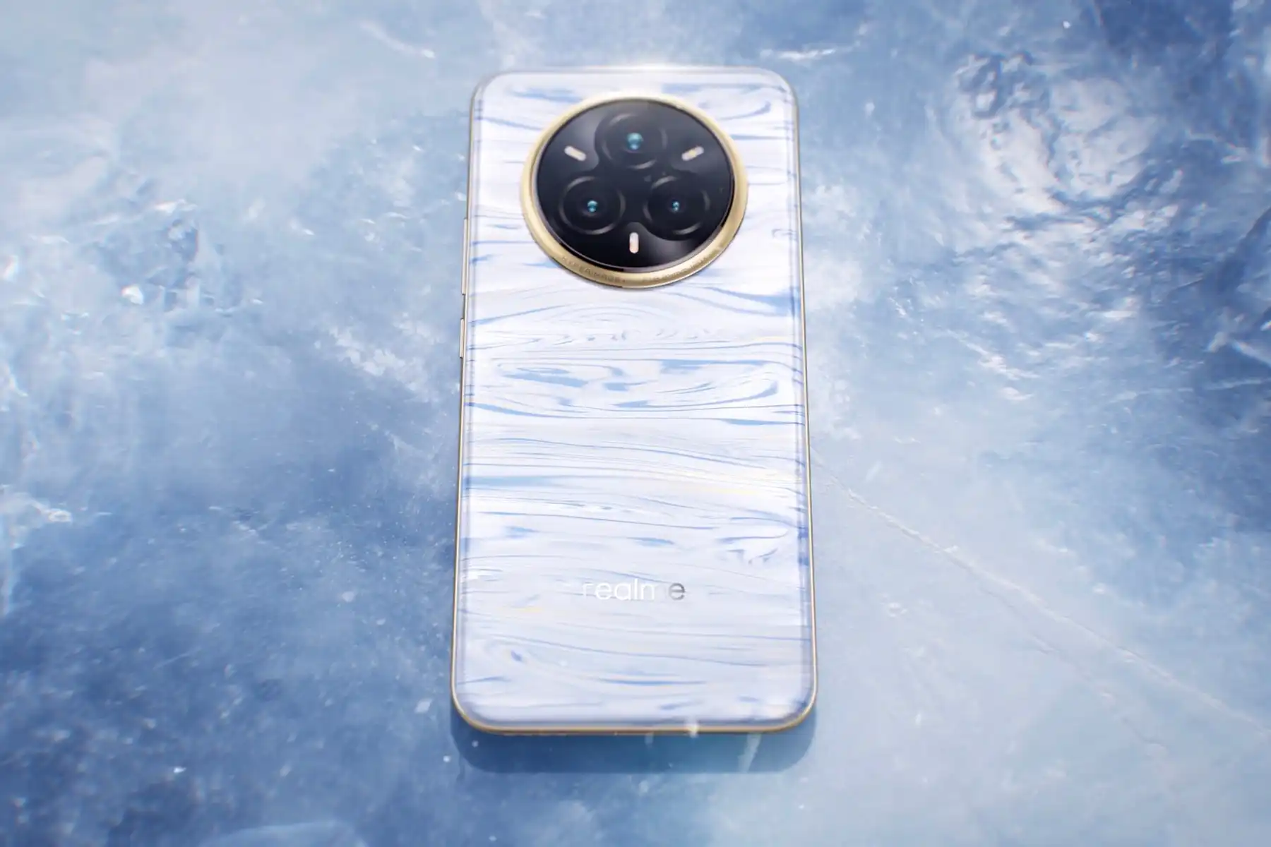 The realme 14 Pro Series with its Marble Blue color change in action