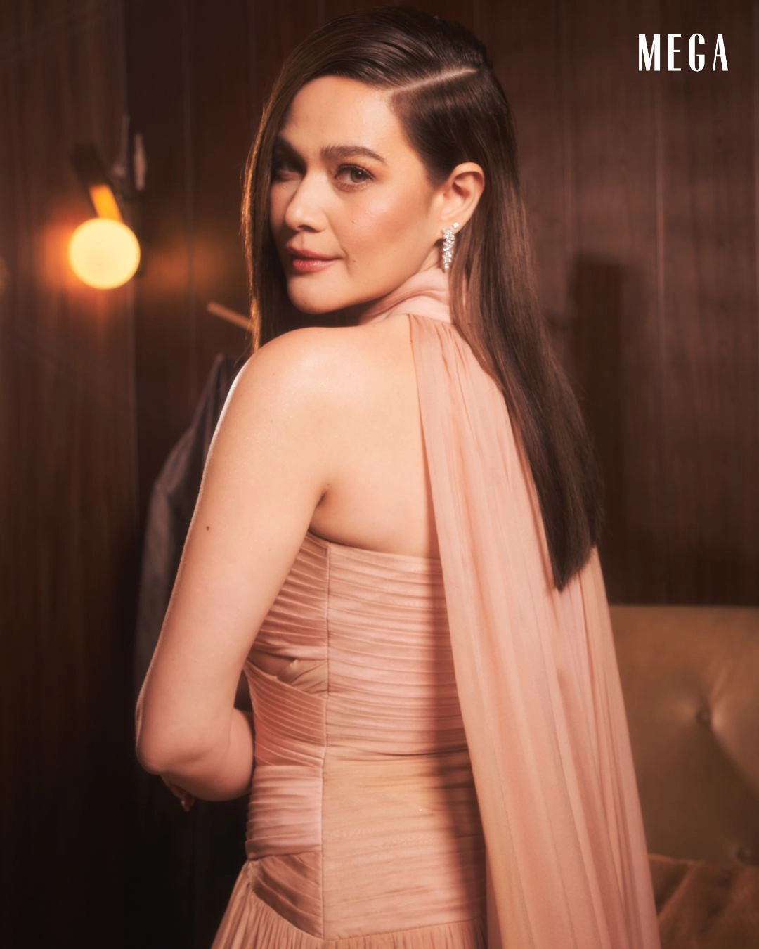 Makeup by Ting Duque. Hair by Jan Edrosolan.