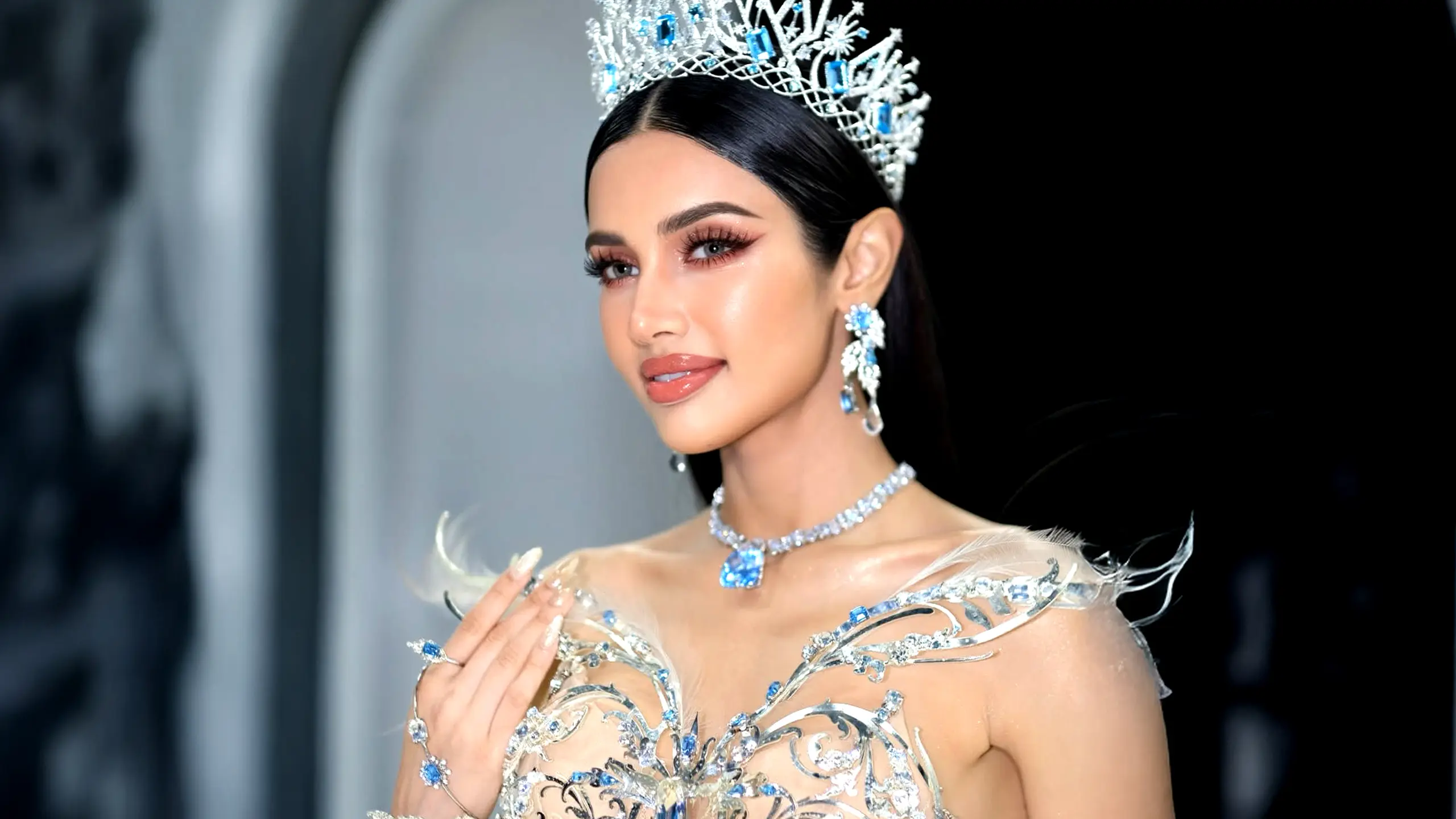 All the Secrets Behind Praveenar “Veena” Singh’s Winning Makeup