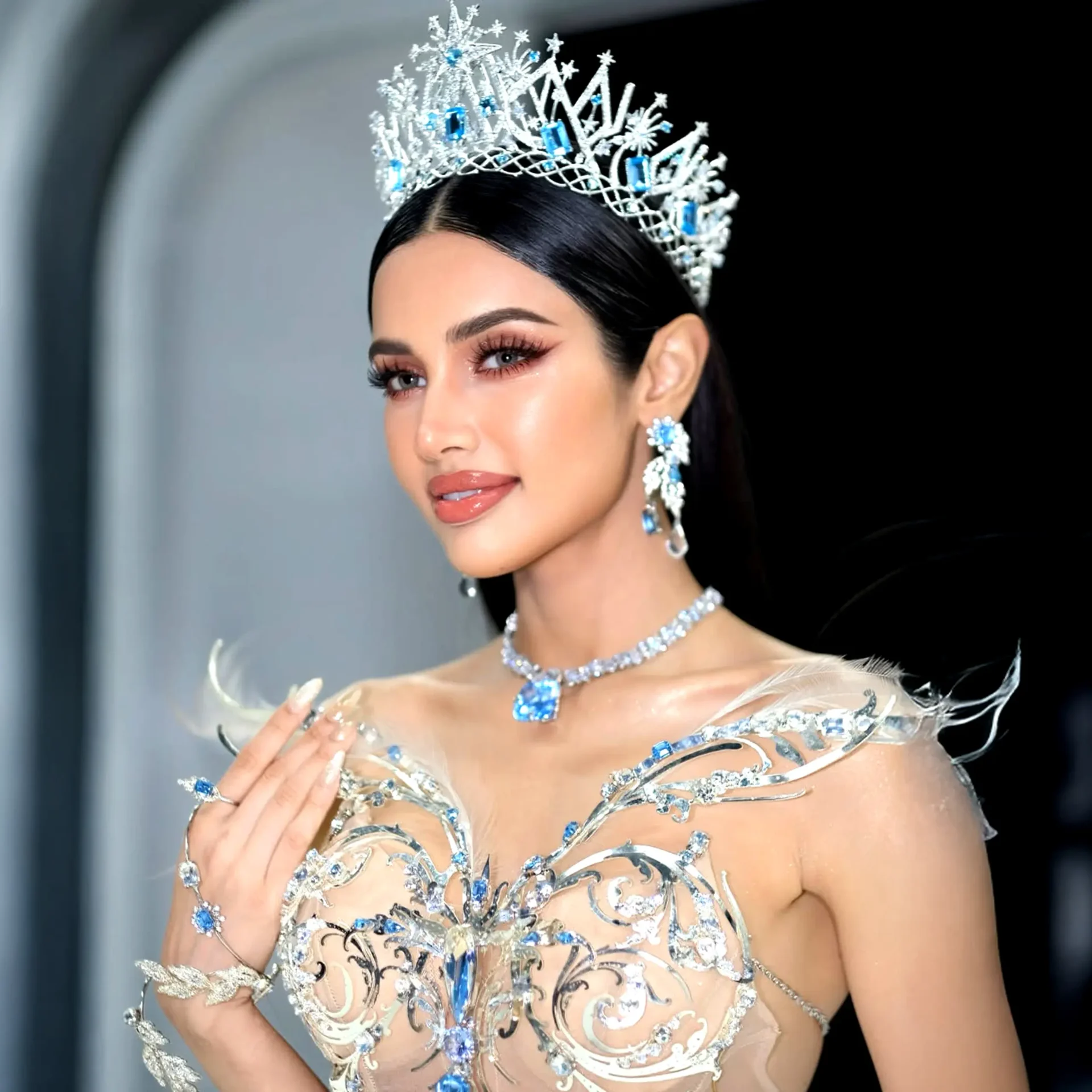 All the Secrets Behind Praveenar “Veena” Singh’s Winning Makeup